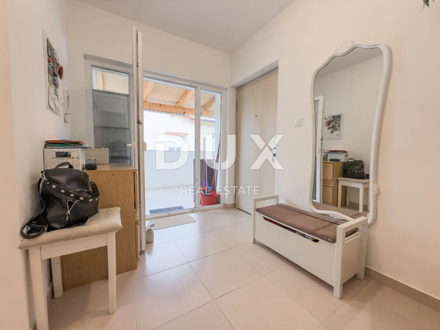 otok krk, baška - moderan i prostran stan u širem centru - slika 11