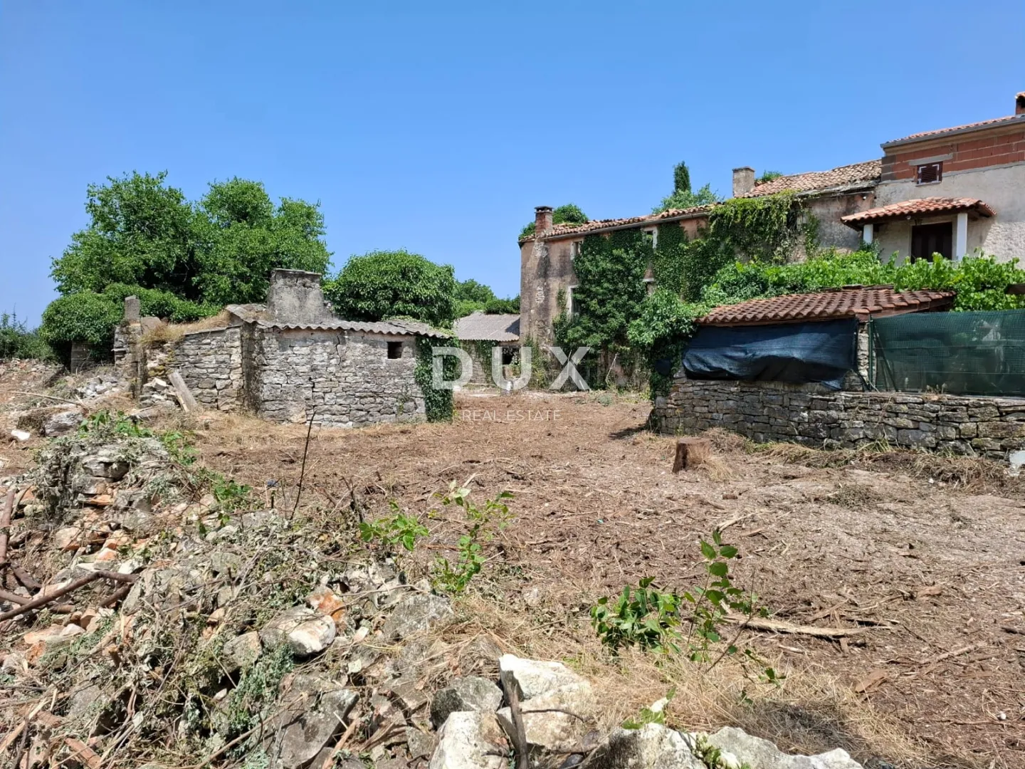 ISTRA, BALE – tri kamene kuće na građevnom zemljištu od 7.800 m²