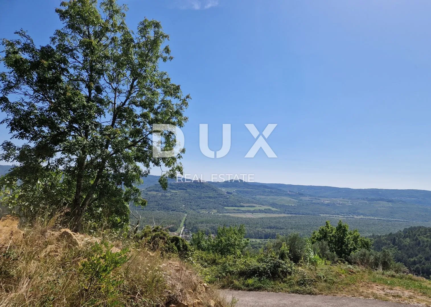 istra, oprtalj - kamena starina s panoramskim pogledom na zelenilo - slika 2