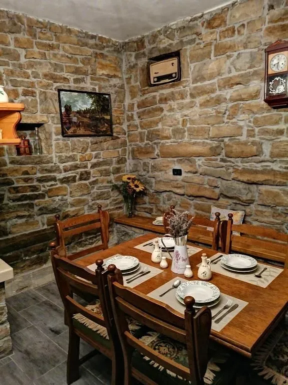 istra,buzet(okolica)-simpatična kamena kuća s predivnim pogledom - slika 9
