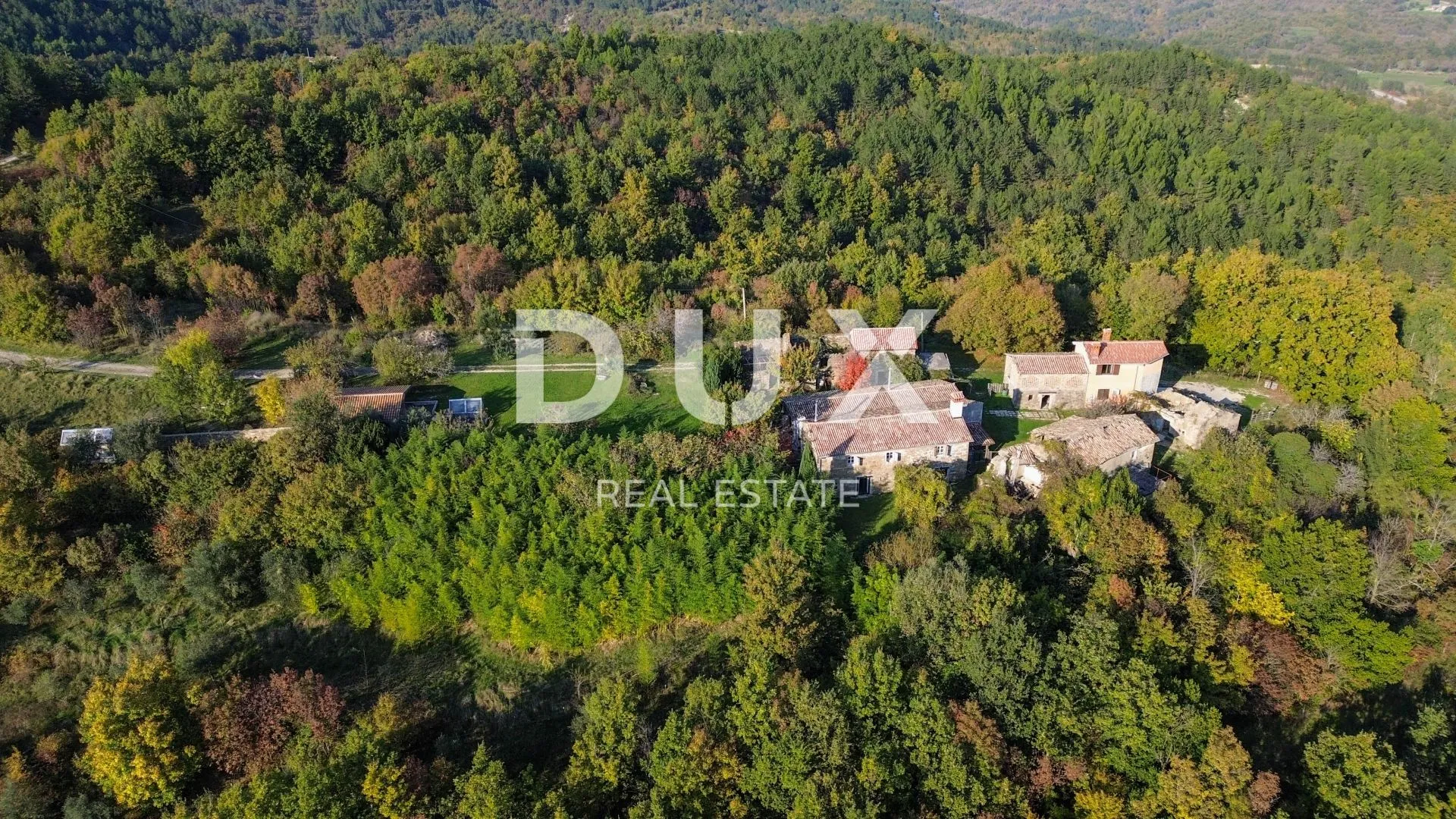 ISTRA, LUPOGLAV, OKOLICA – Seosko imanje s 8 kuća na zemljištu od 22.000 m²