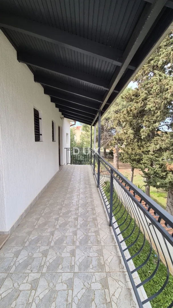 šibenik, vodice - prodaja imanja s 3 objekta 140m od plaže - slika 15