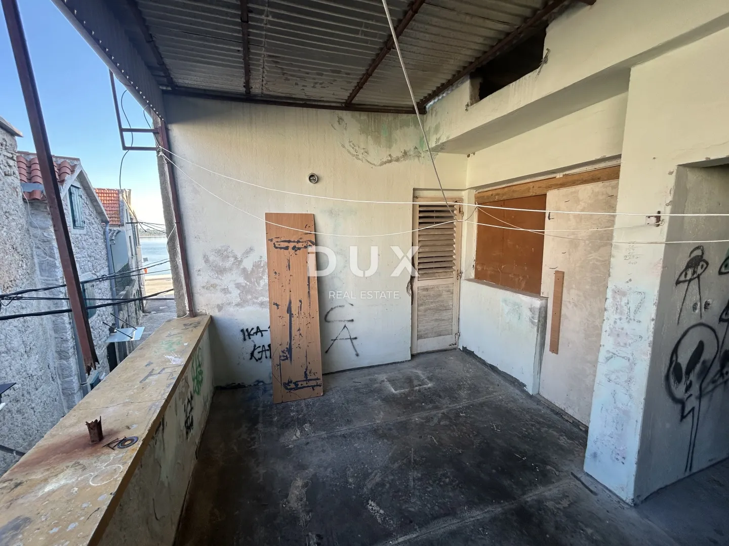šibenik, pirovac – stan za adaptaciju s velikim potencijalom - slika 6