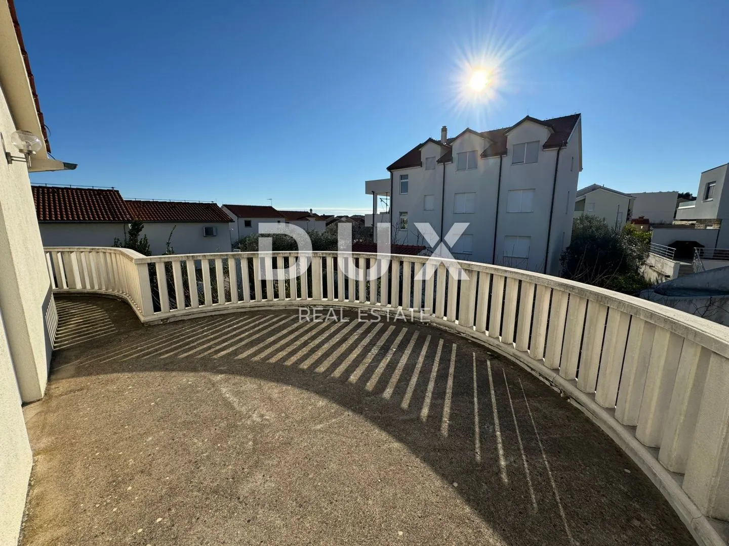 šibenik, vodice - prekrasna samostojeća kuća u vodicama! - slika 26