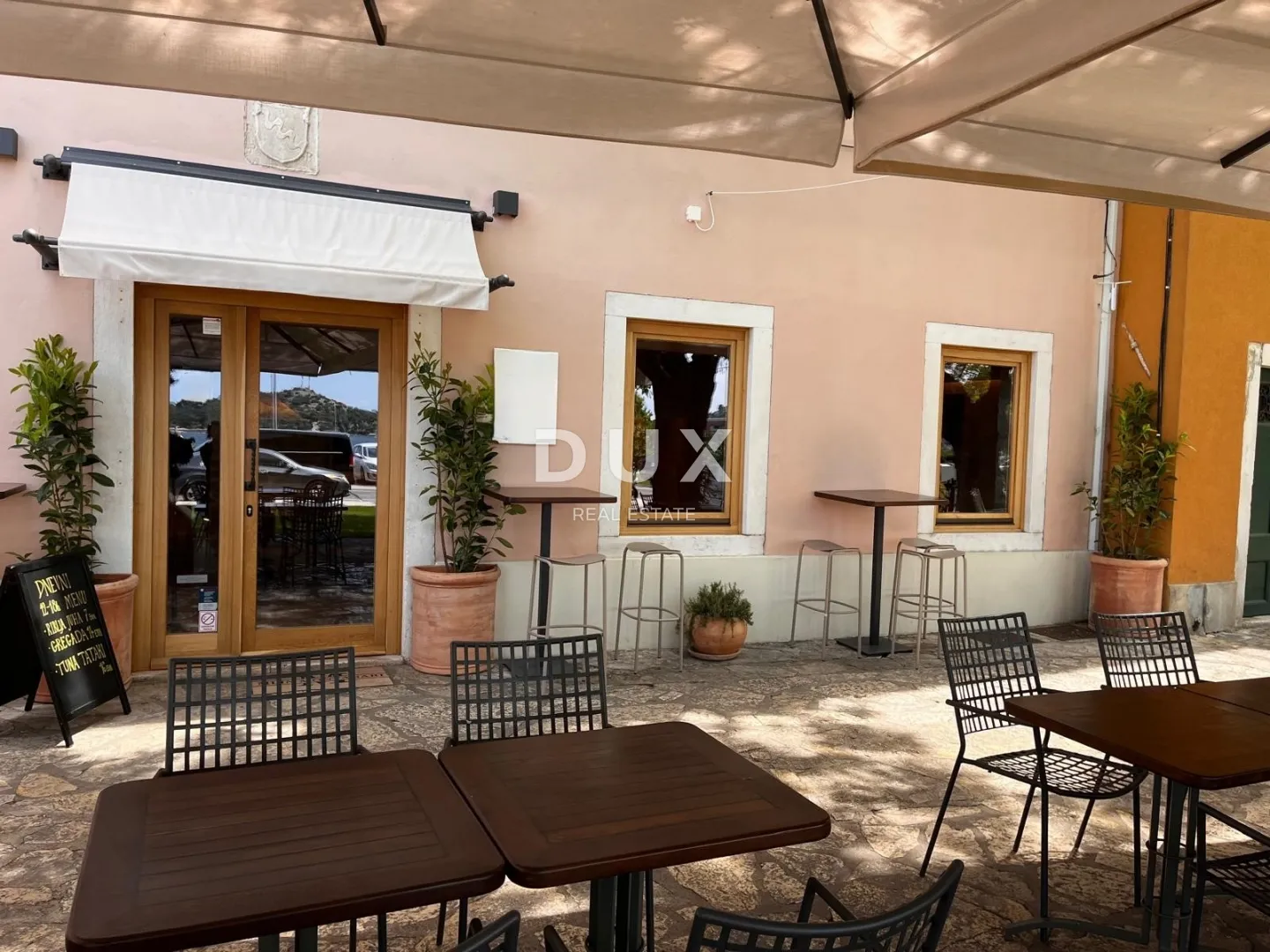 šibenik, centar, vrhunski uhodani restaurant, prvi red do mora. - slika 28