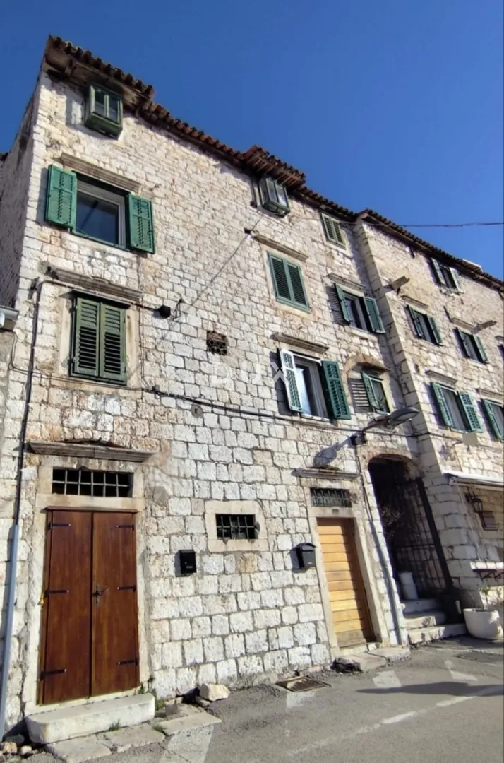 ŠIBENIK, RIVA - Povijesna kamena kuća uz more s poslovnim prihodom