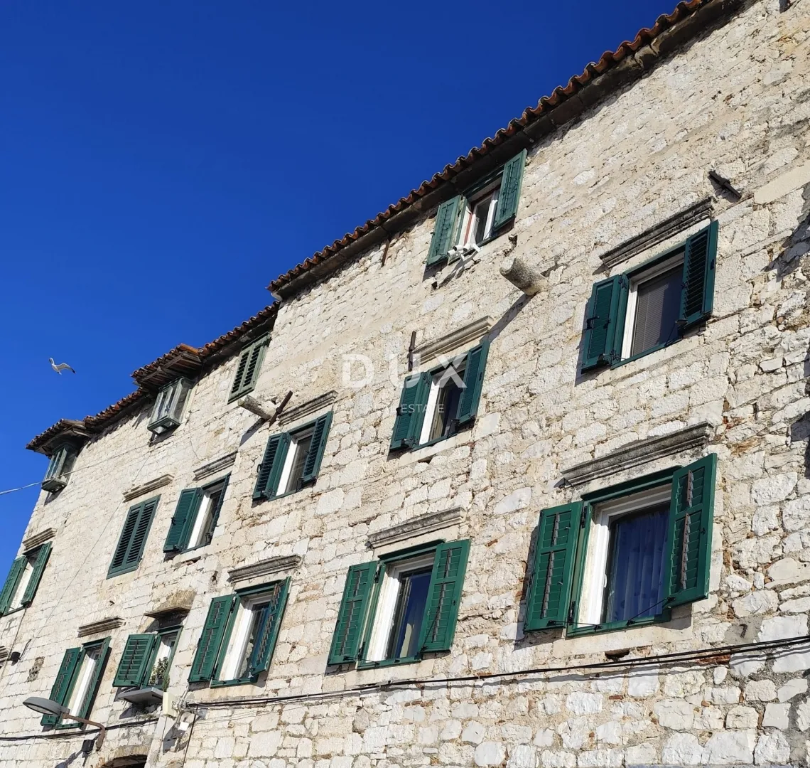 šibenik, riva - povijesna kamena kuća uz more s poslovnim prihodom - slika 5