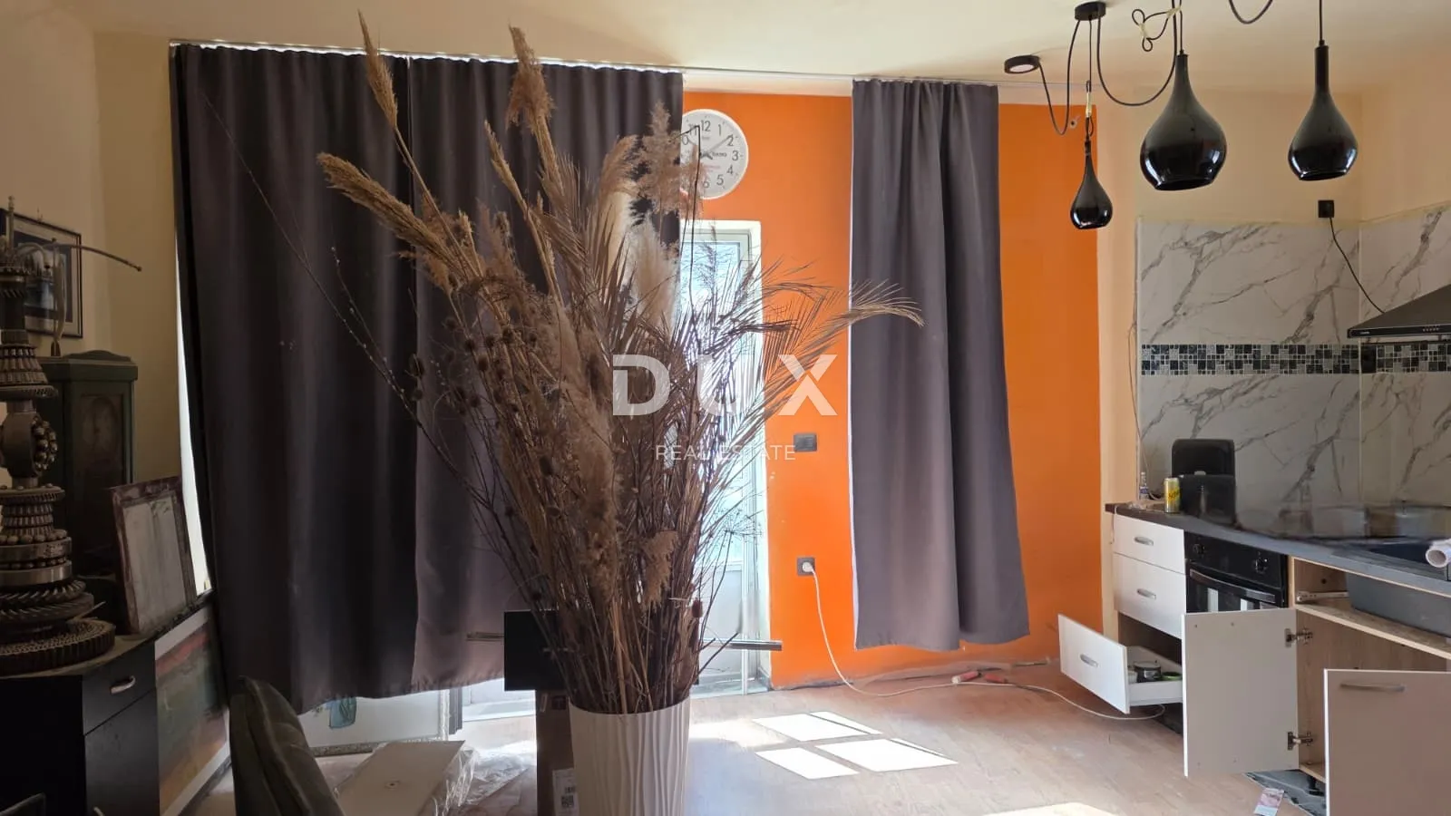 RIJEKA, SUŠAK - Poslovni prostor+dvije garsonijere, blizu centra grada, 240m2
