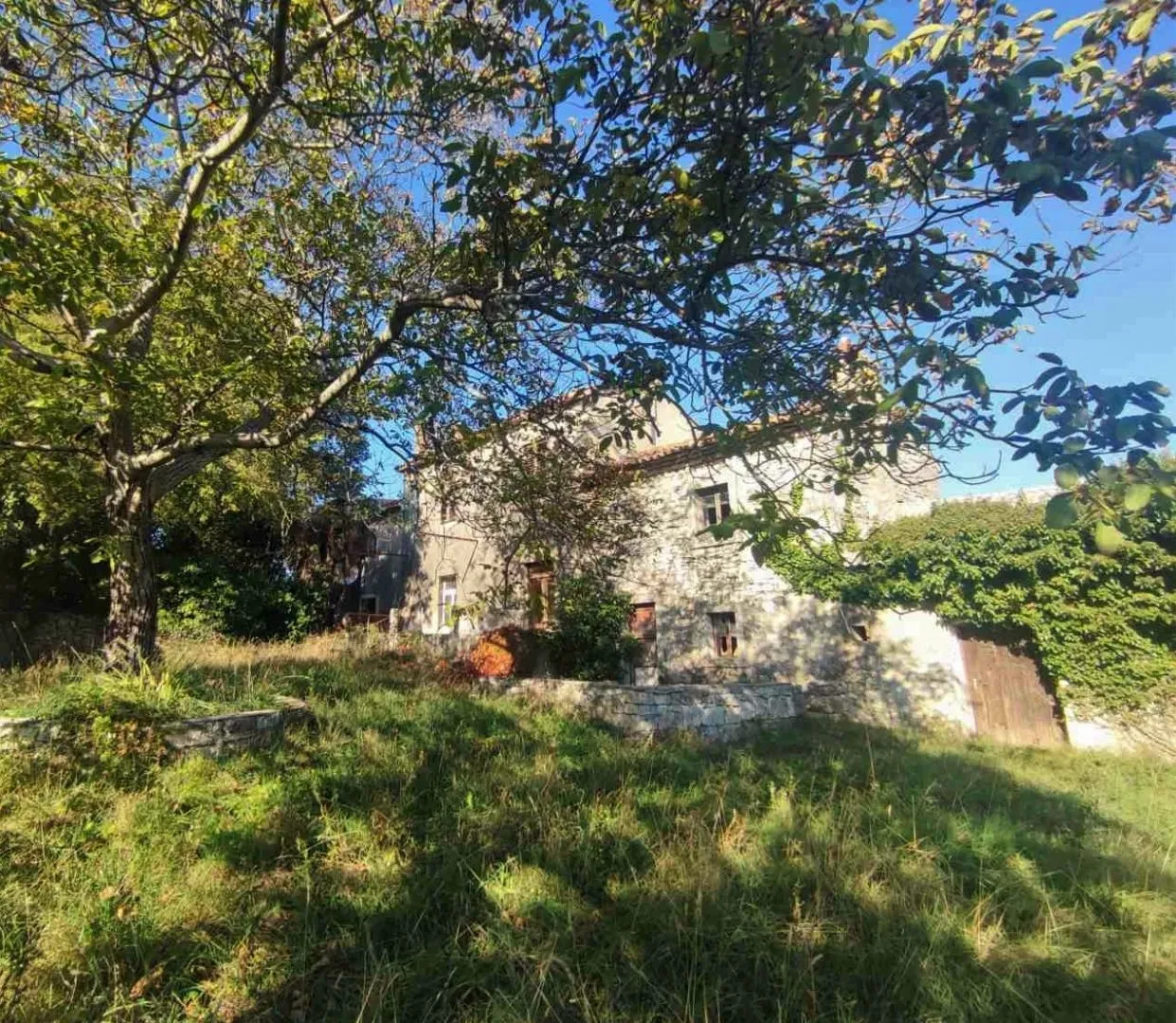 ISTRA, LABIN - Kuća s prostranim građevinskim zemljištem