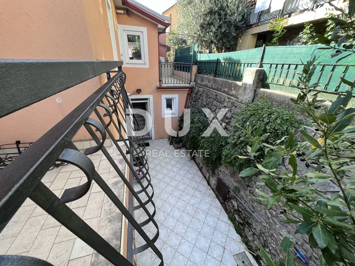 rijeka, škurinje - kuća s tri stambene jedinice i garažom - slika 30