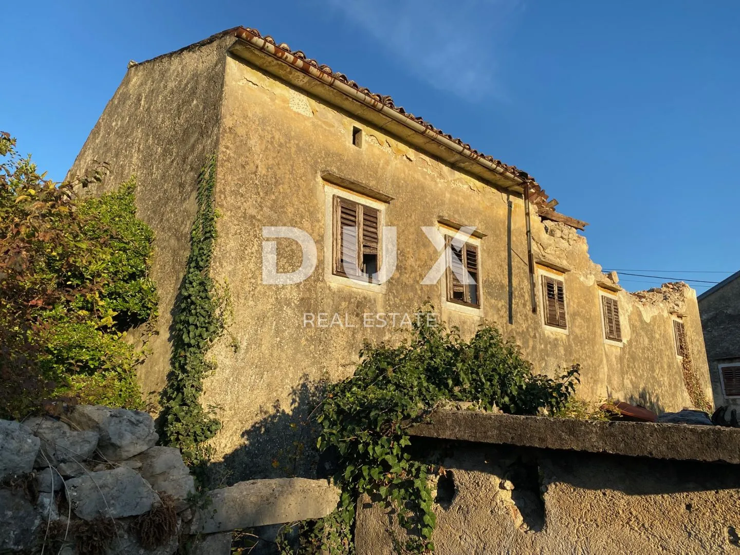 RIJEKA, DRENOVA - samostojeća kuća + dvije dvorišne zgrade + dvorište! PRILIKA!