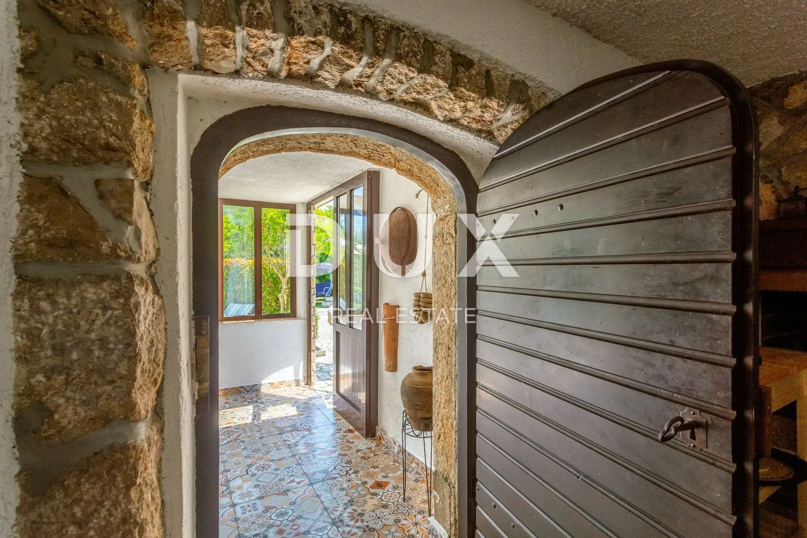 otok krk, vrbnik (okolica) - prilika! kuća s bazenom i jacuzzijem - slika 40