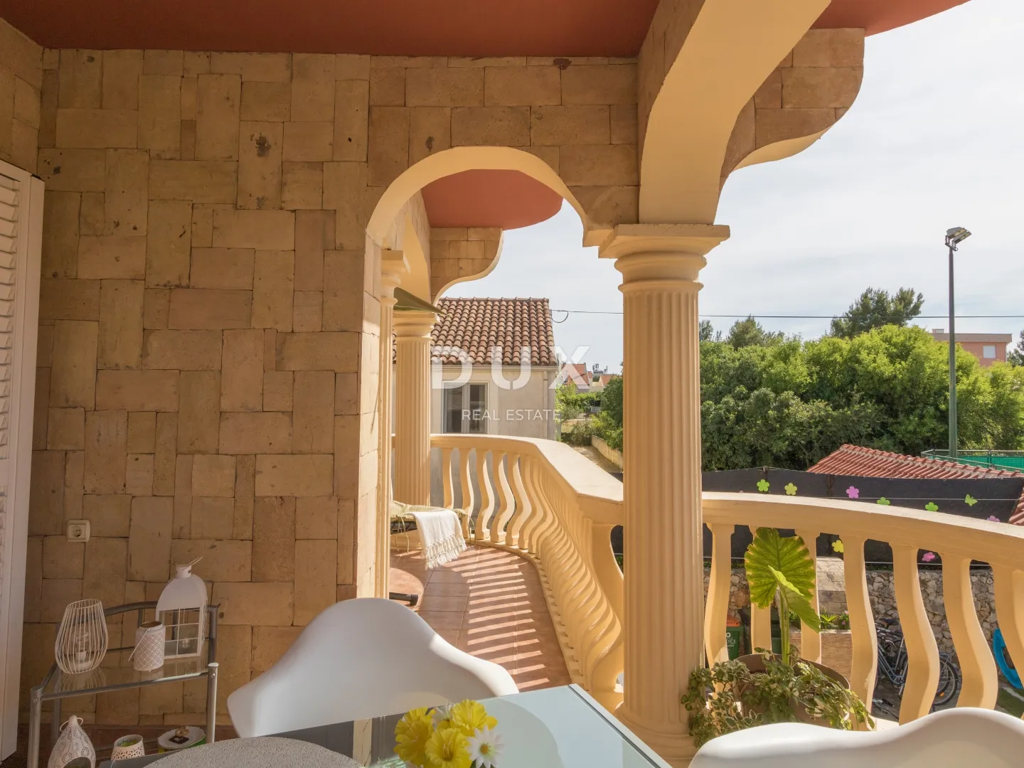 vodice, vila sa 7 apartmana i bazenom - slika 38