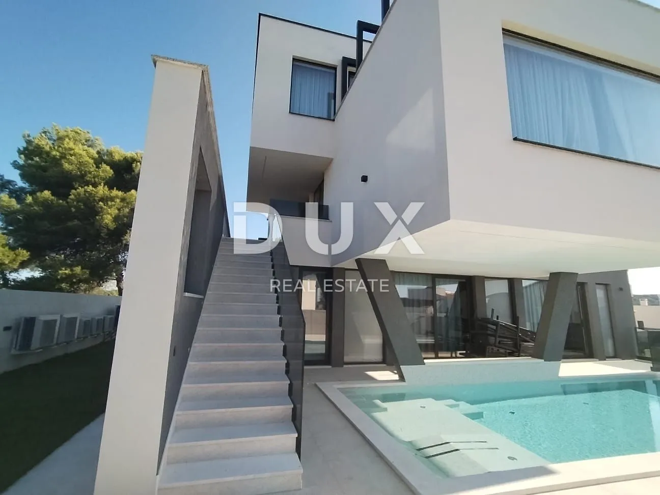 istra,medulin- luksuzna vila 150m od mora! - slika 51