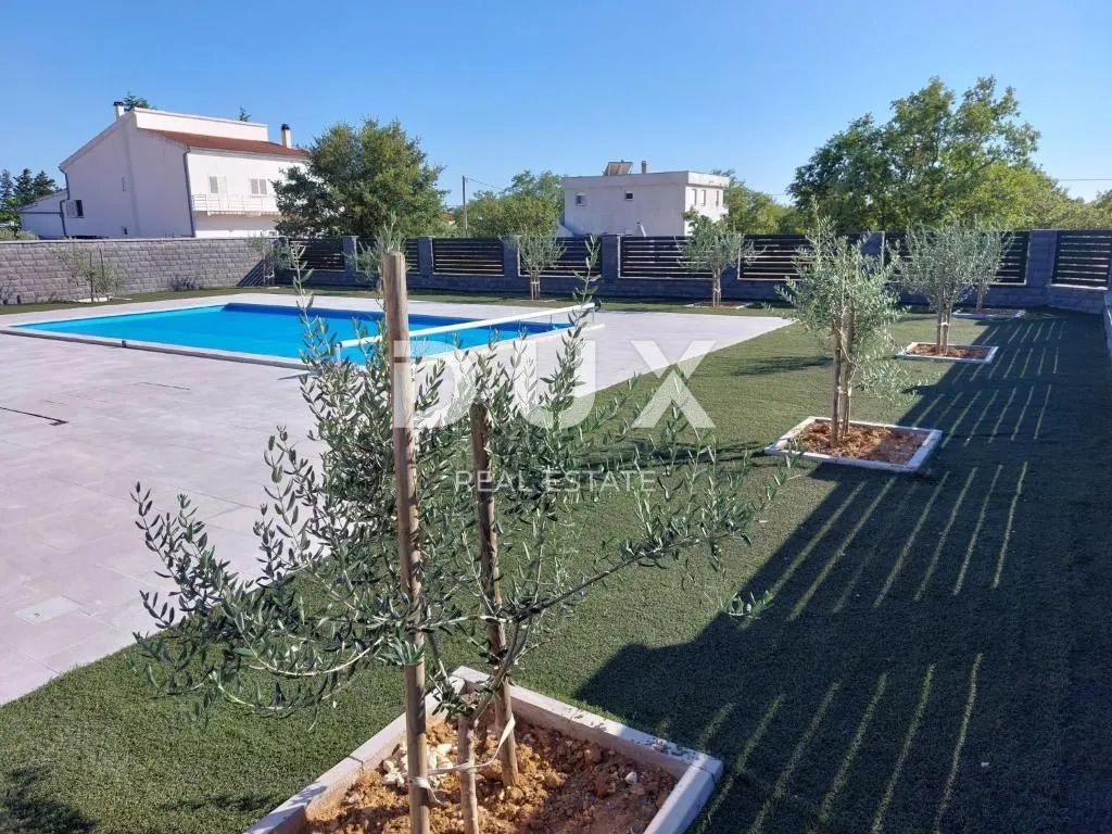 zadar, murvica - vila s bazenom i velikom okućnicom! - slika 6