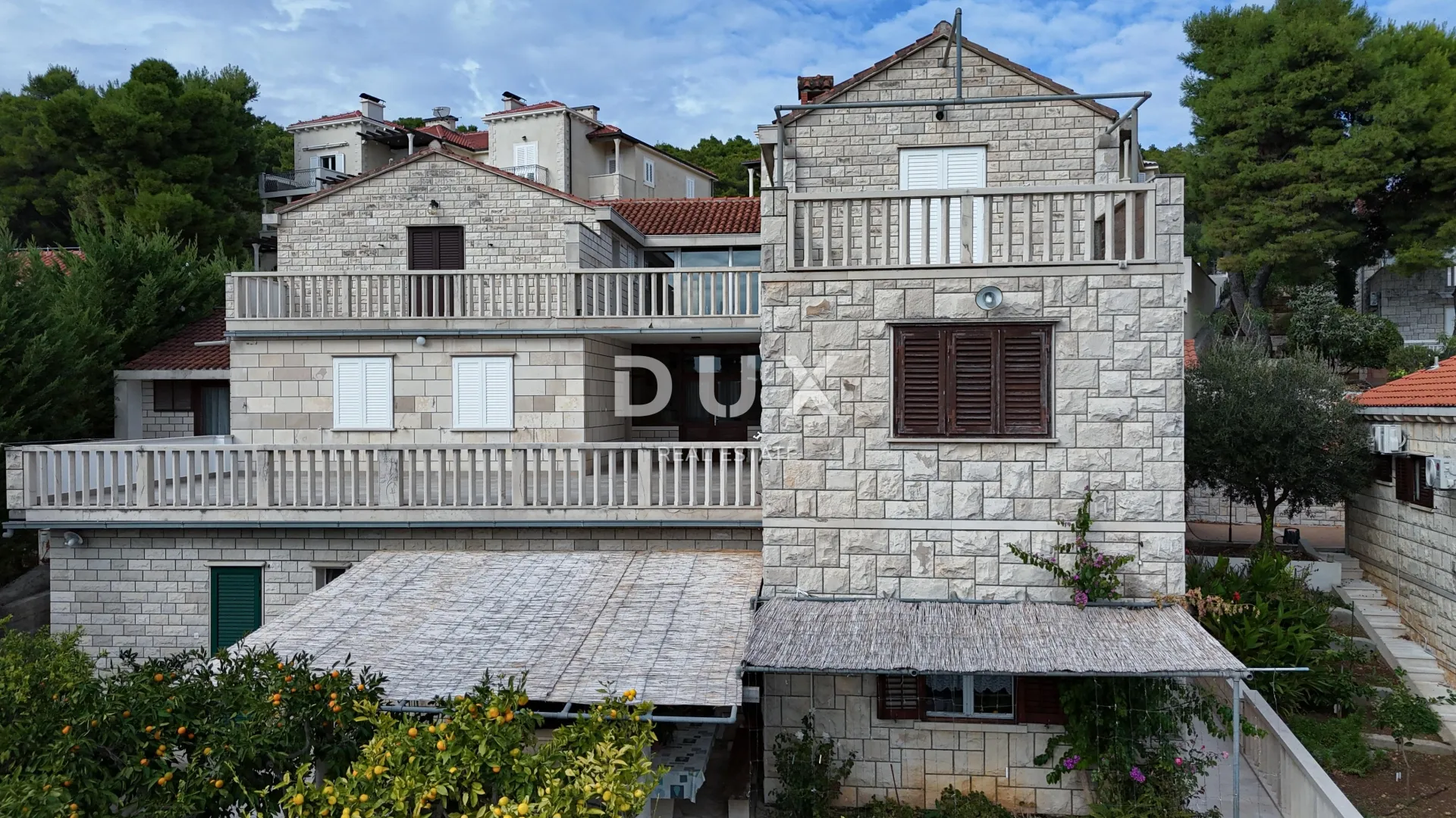 OTOK BRAČ, SUMARTIN - Apartmanska kuća u kamenu s garažom 2.red do mora - Sumartin, Selca