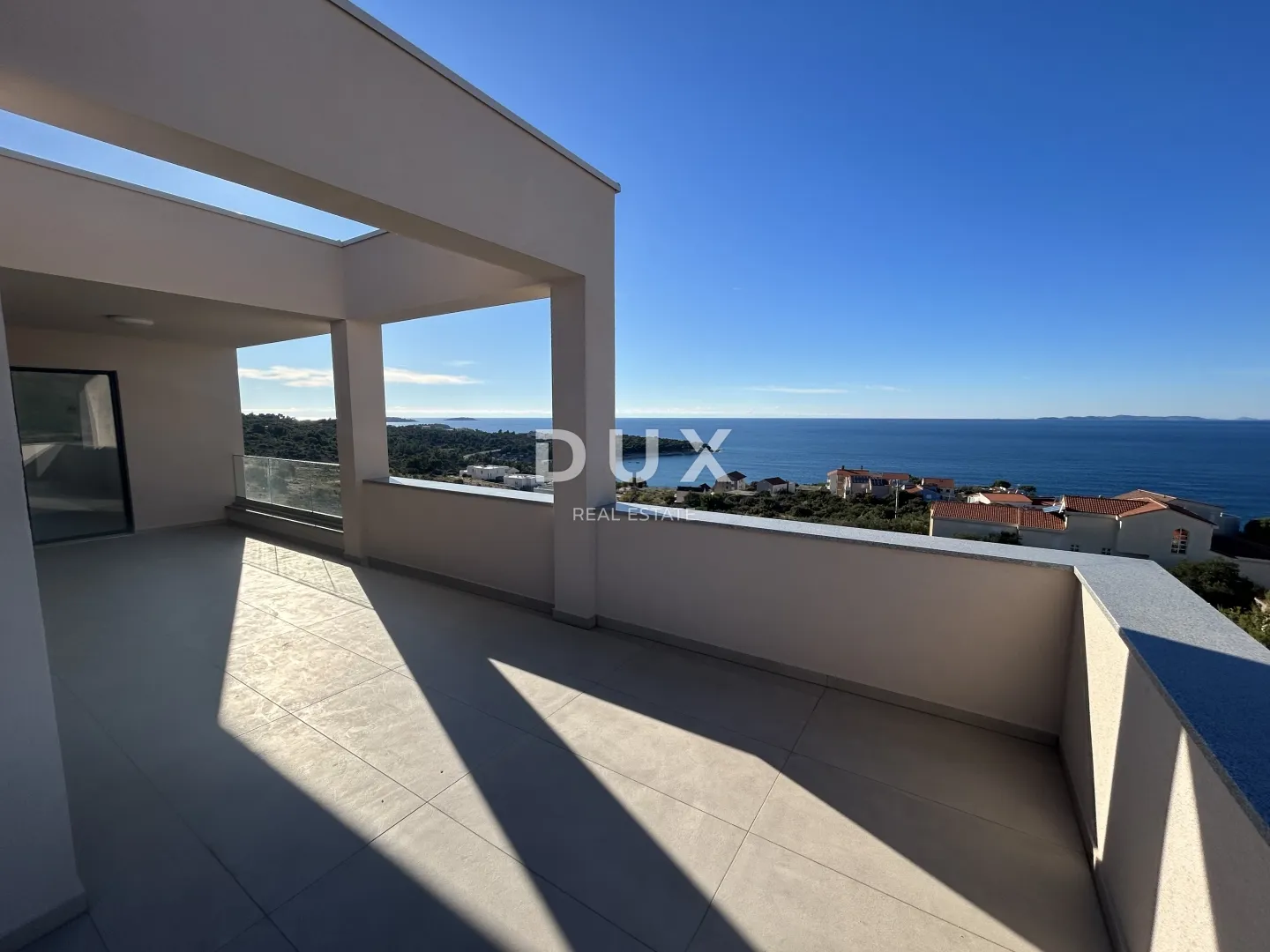 PRIMOŠTEN, DOLAC – NOVOGRADNJA! Penthouse s prekrasnim pogledom na more! PRILIKA!