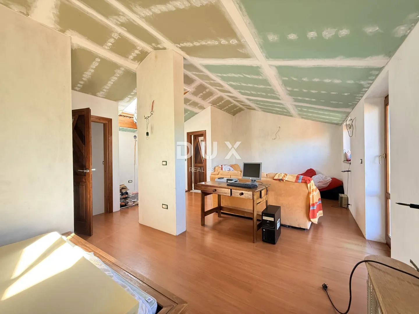 istra, pomer - samostojeća kuća 250m2 s garažom i okućnicom, 150m od mora - slika 29