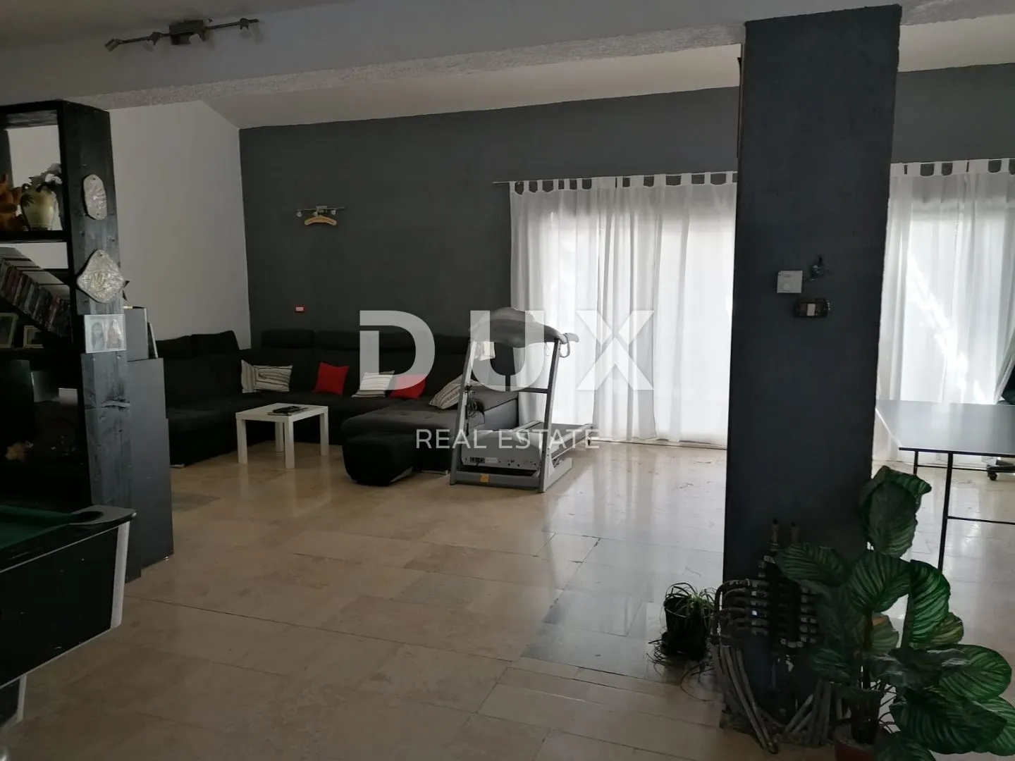istra, pula - velika obiteljska kuća s 2 apartmana, konobom i garažom - slika 6