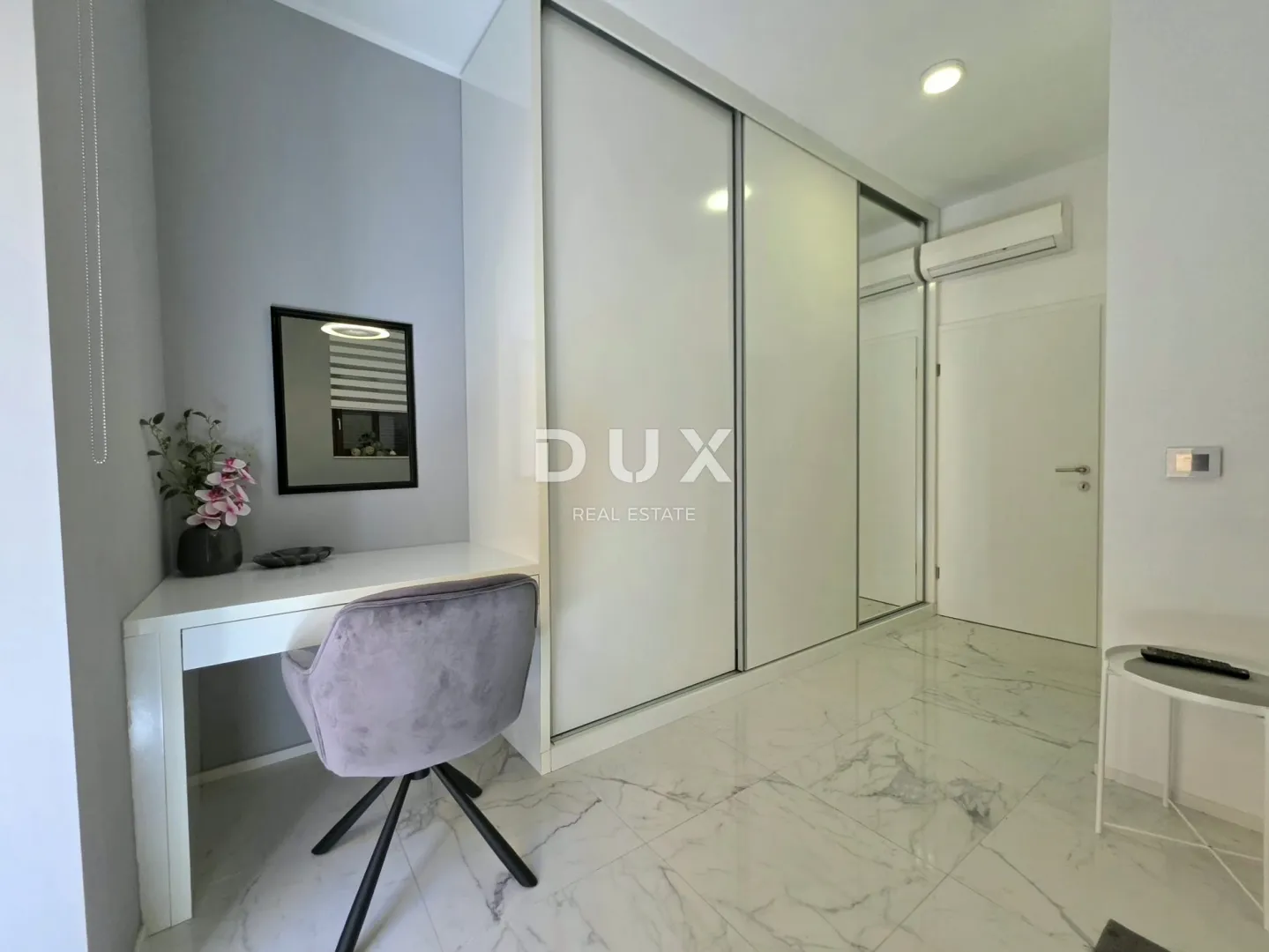 istra, poreč, 290.00 m2, pješačka zona, tri stana - slika 11