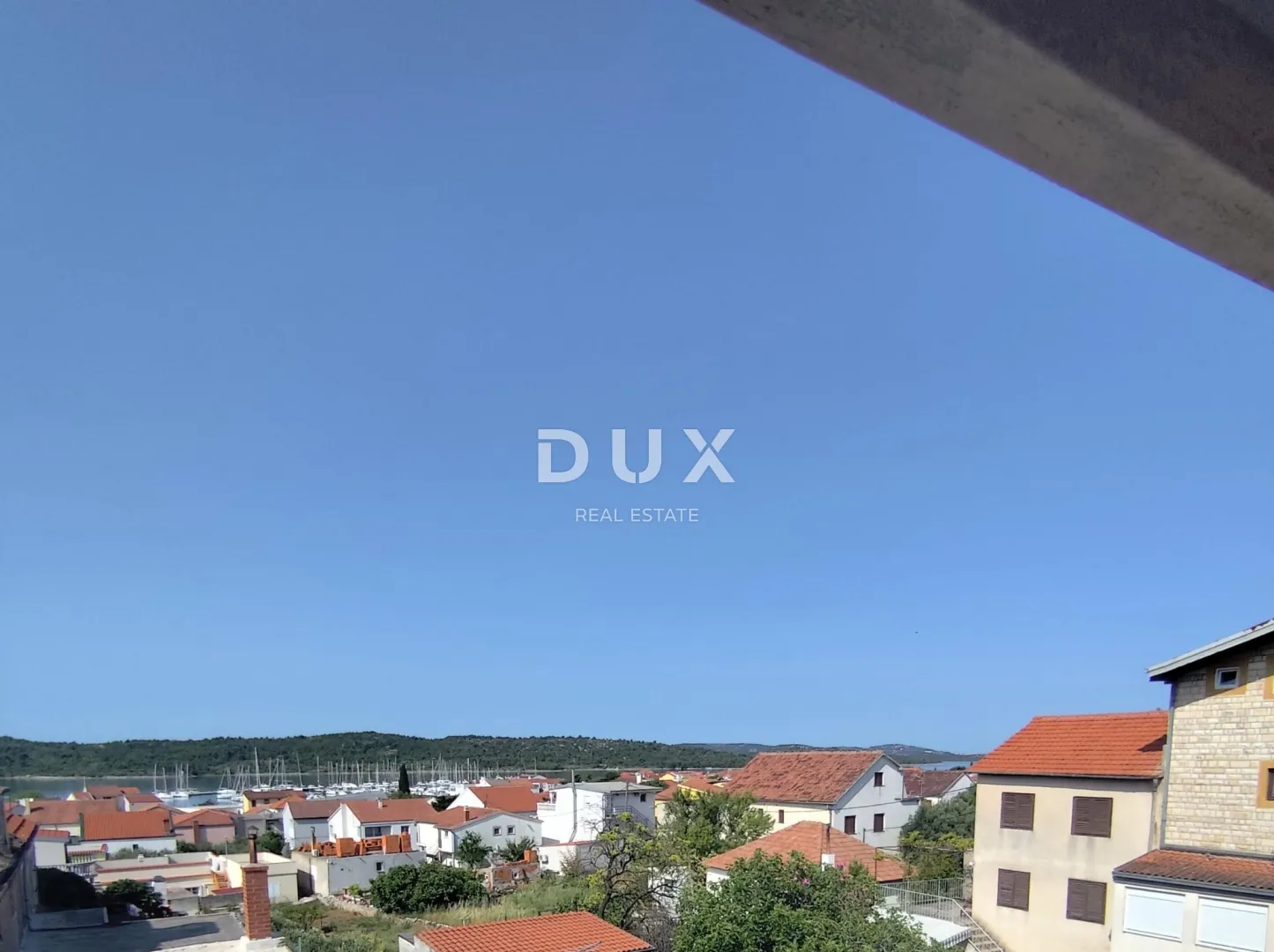 PIROVAC, ŠIBENIK – Kamena kuća u nizu s pogledom na more