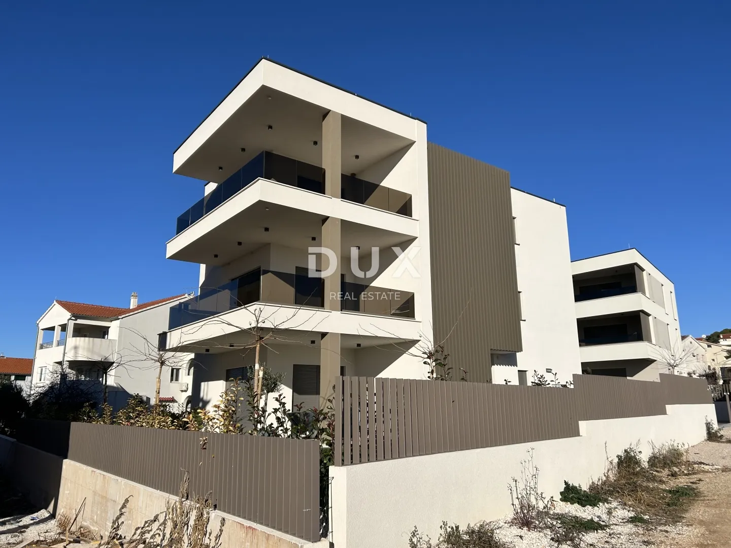 ŠIBENIK, VODICE – Luksuzni stan u blizini plaže s pogledom na more