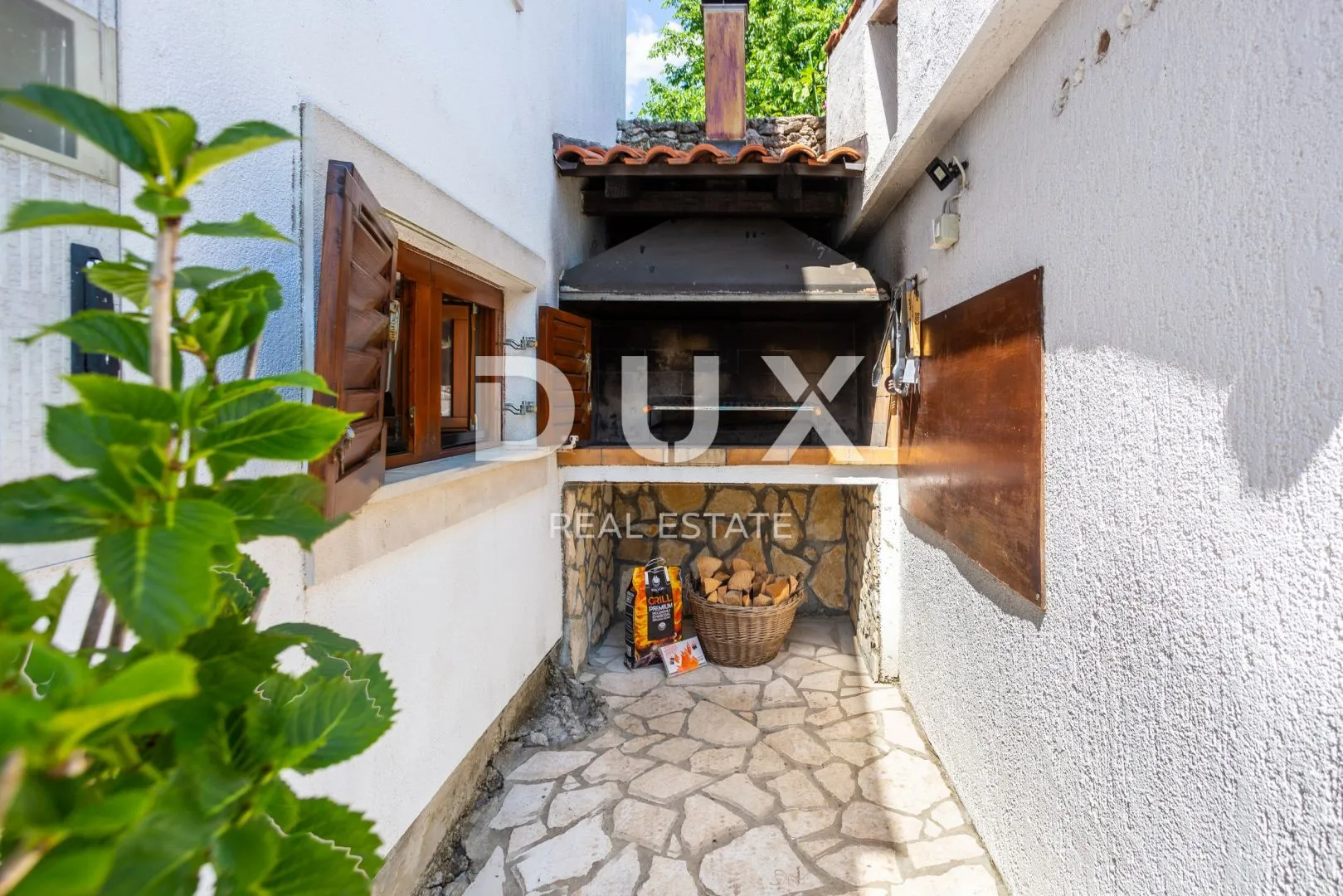 otok krk, vrbnik (okolica) - prilika! kuća s bazenom i jacuzzijem - slika 11