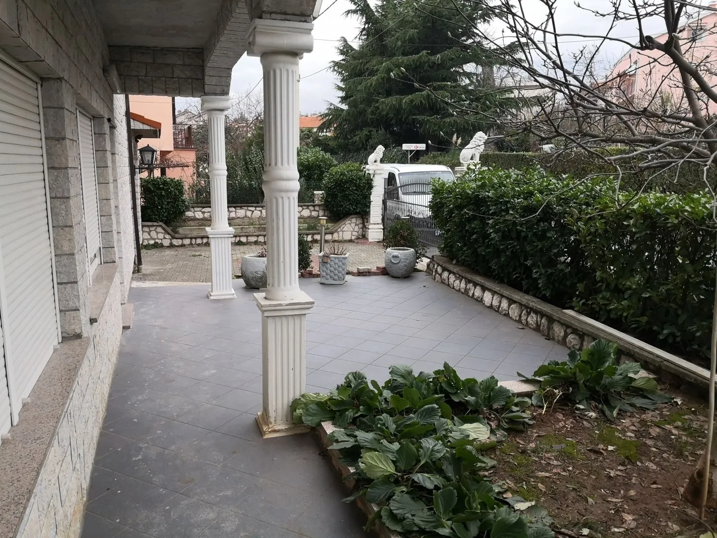 donja drenova - veća obiteljska kuća sa pet stanova garažom i okućnicom - slika 19
