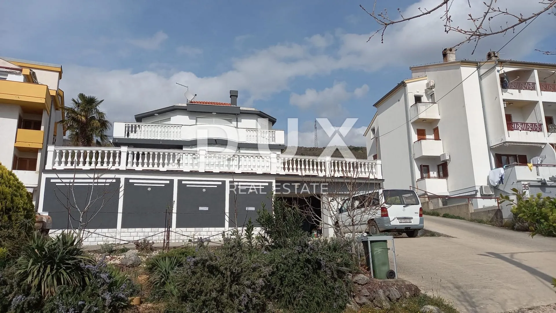 crikvenica - kuća s bazenom i lijepim pogledom na more - slika 2