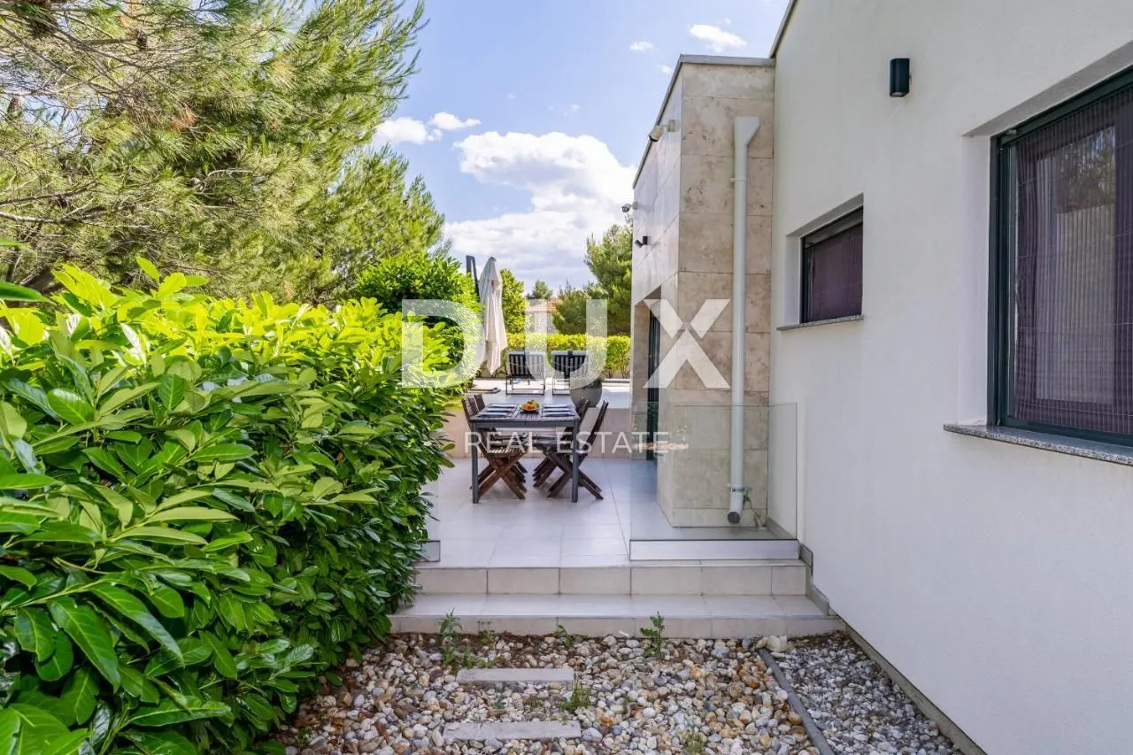 zadar, pridraga - luksuzna vila s bazenom u blizini mora - slika 18