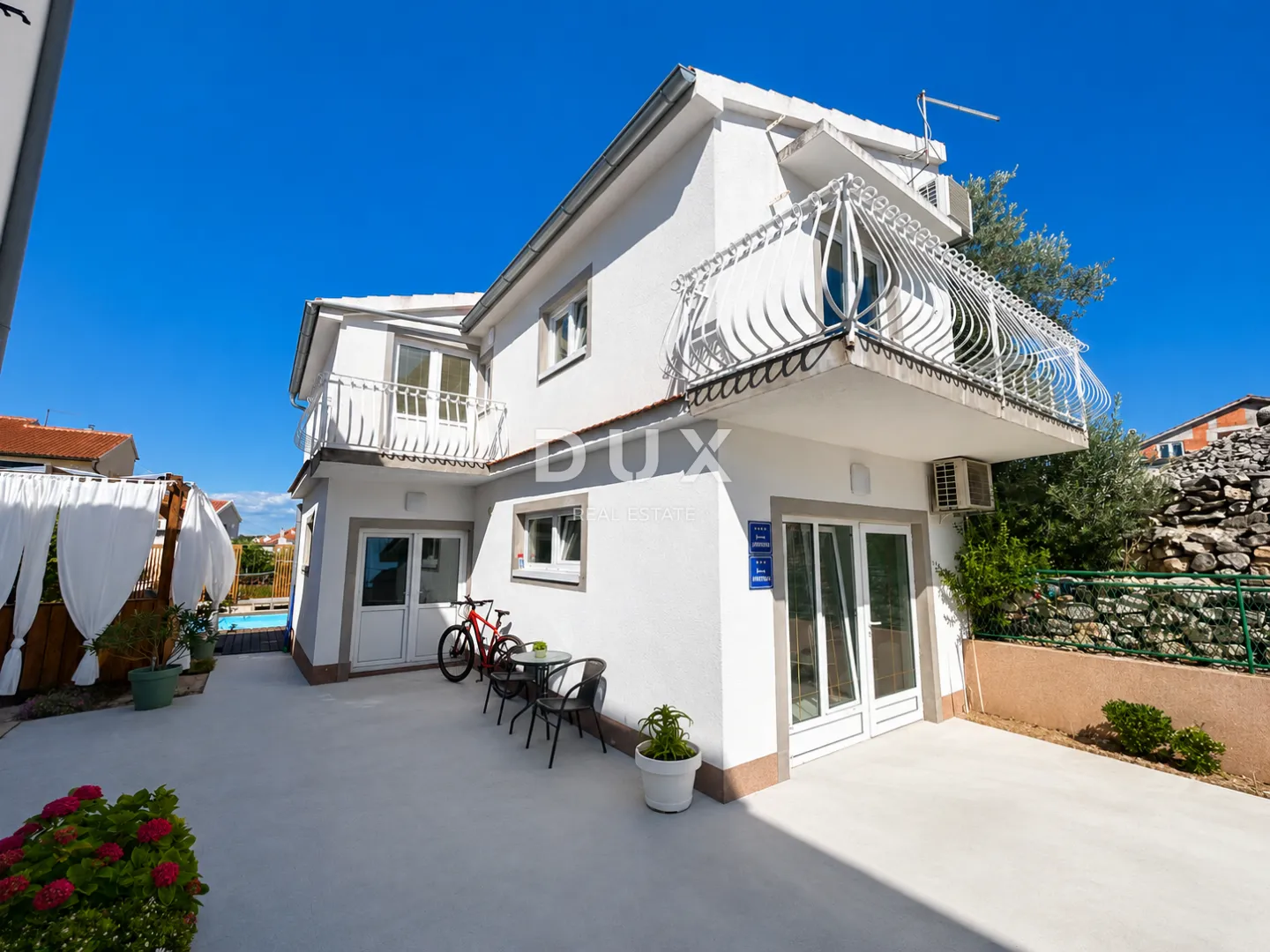 dalmacija, vodice – privatni mini resort s 4 apartmana i bazenom, 300 m od centra - slika 15