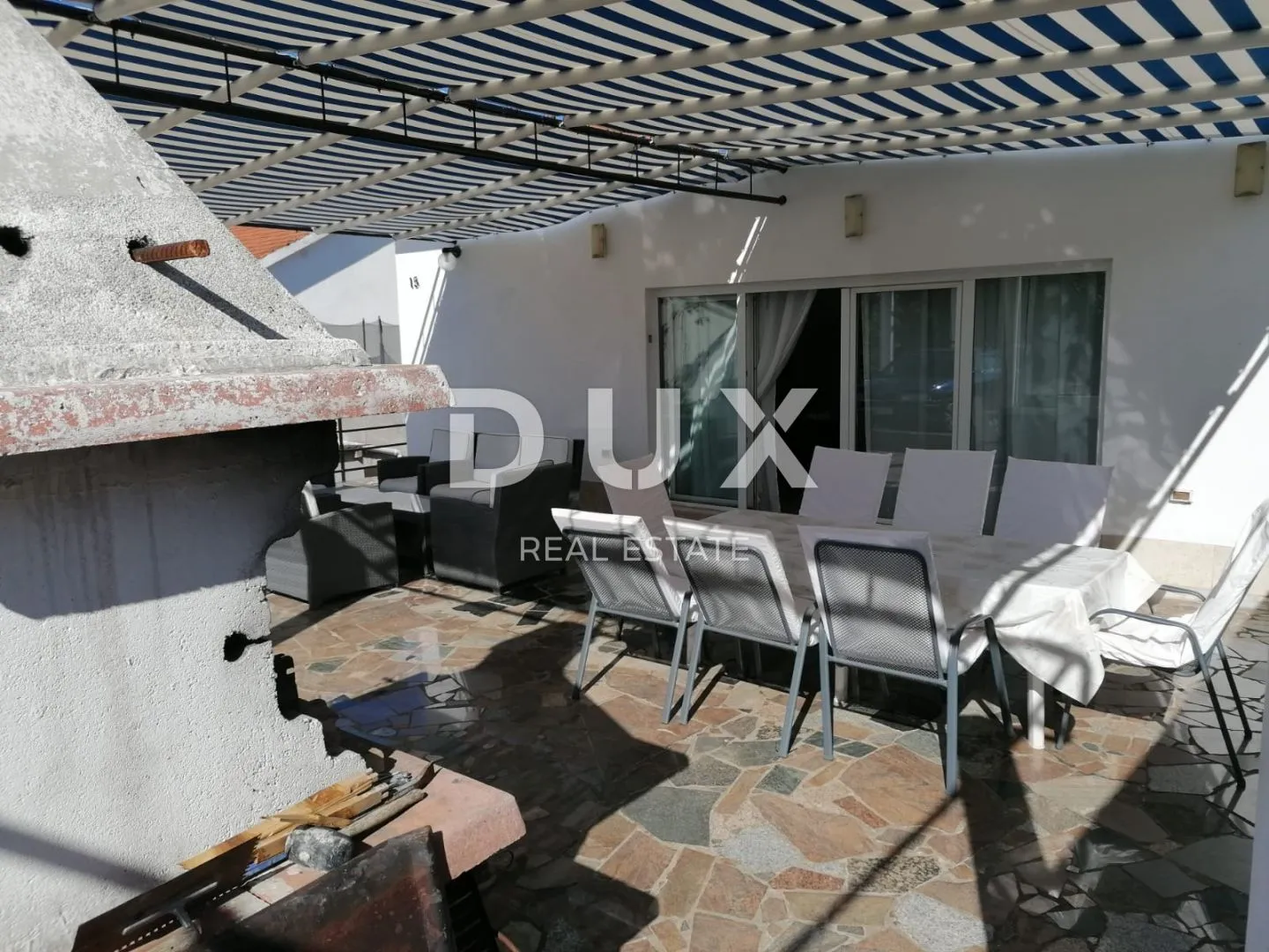 istra, pula - velika obiteljska kuća s 2 apartmana, konobom i garažom - slika 10