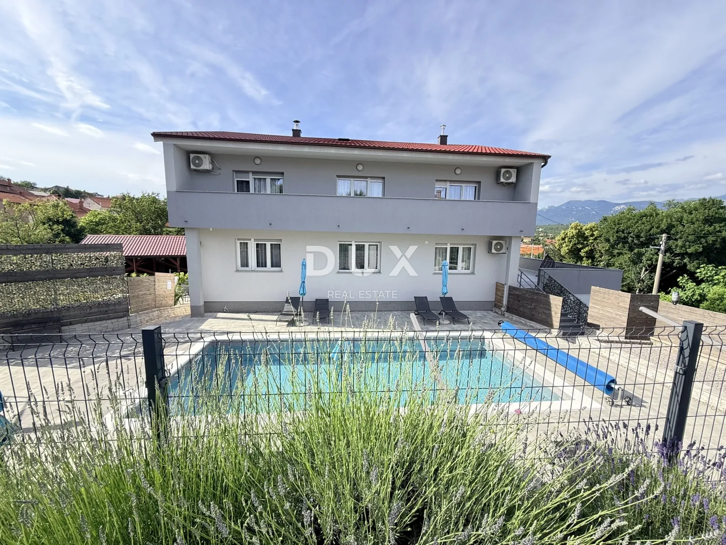 ČAVLE - villa s 3 stana, grijanim bazenom, konobom i garažom - uhodani posao!