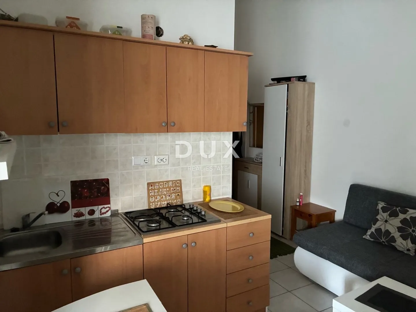 novi vinodolski – uređena garsonijera, pored mora, 21 m² - slika 14