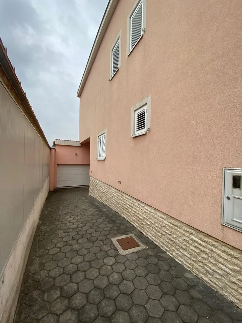 zadar, smiljevac - prostrana renovirana kuća s garažom - slika 31