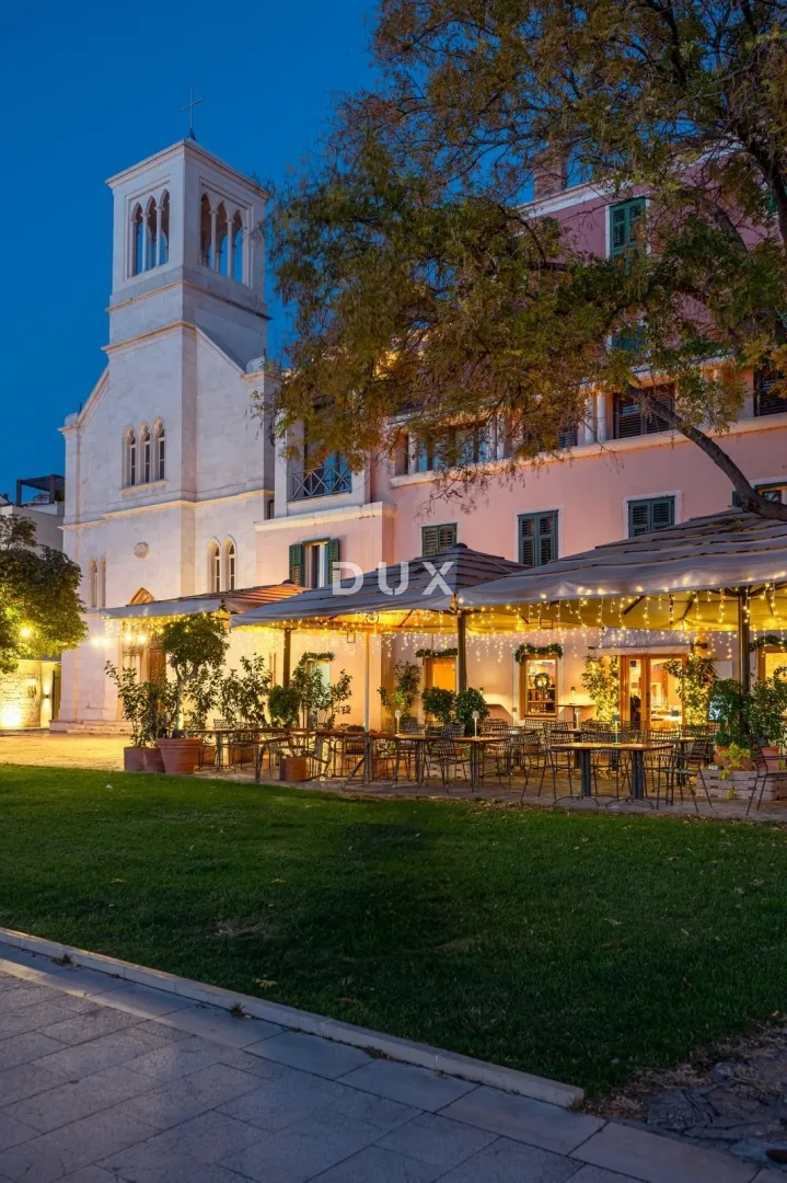ŠIBENIK, CENTAR, vrhunski uhodani restaurant, prvi red do mora.