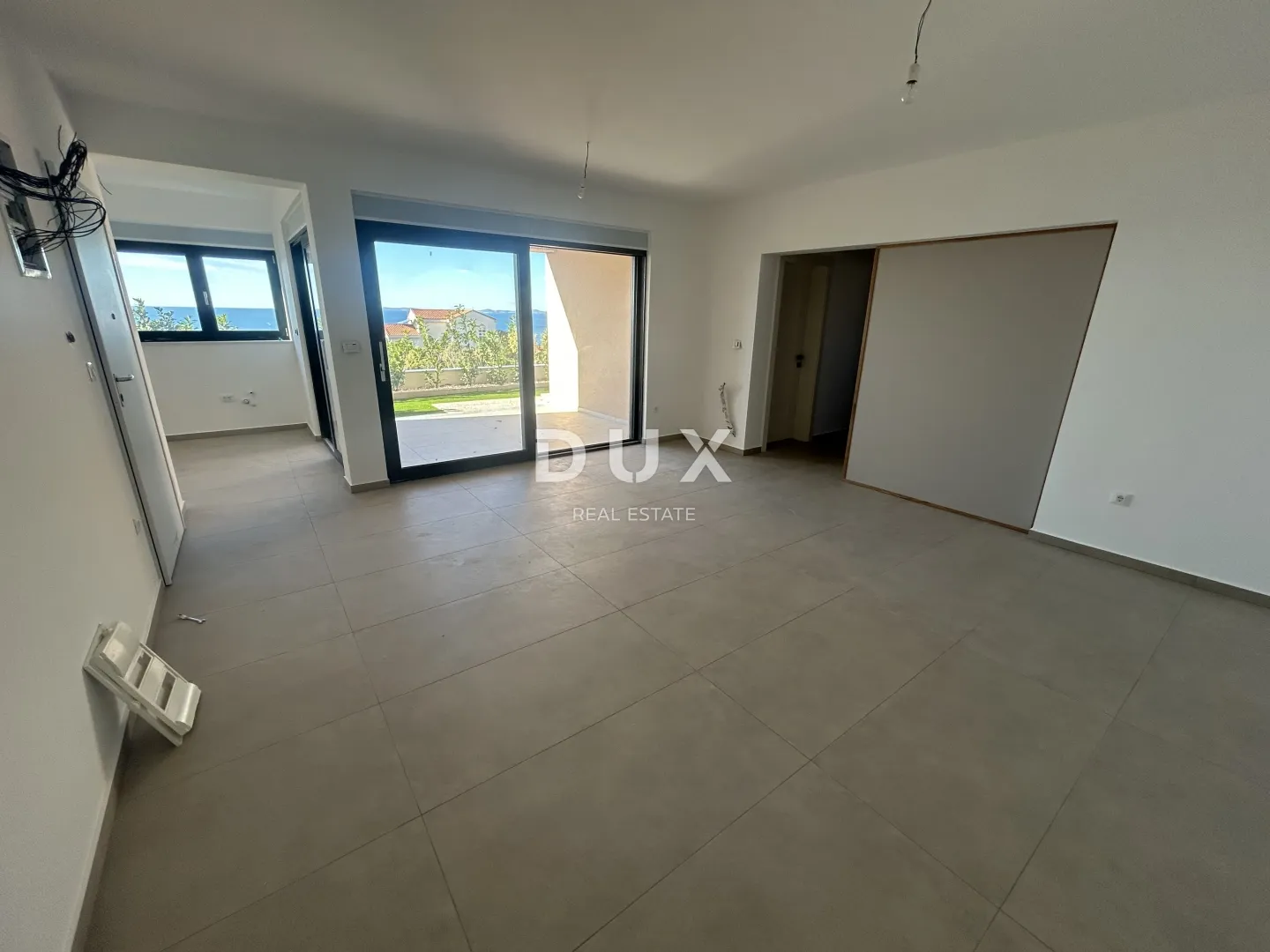 primošten, dolac – stan u prizemlju novogradnje s vrtom, top pogled - slika 12
