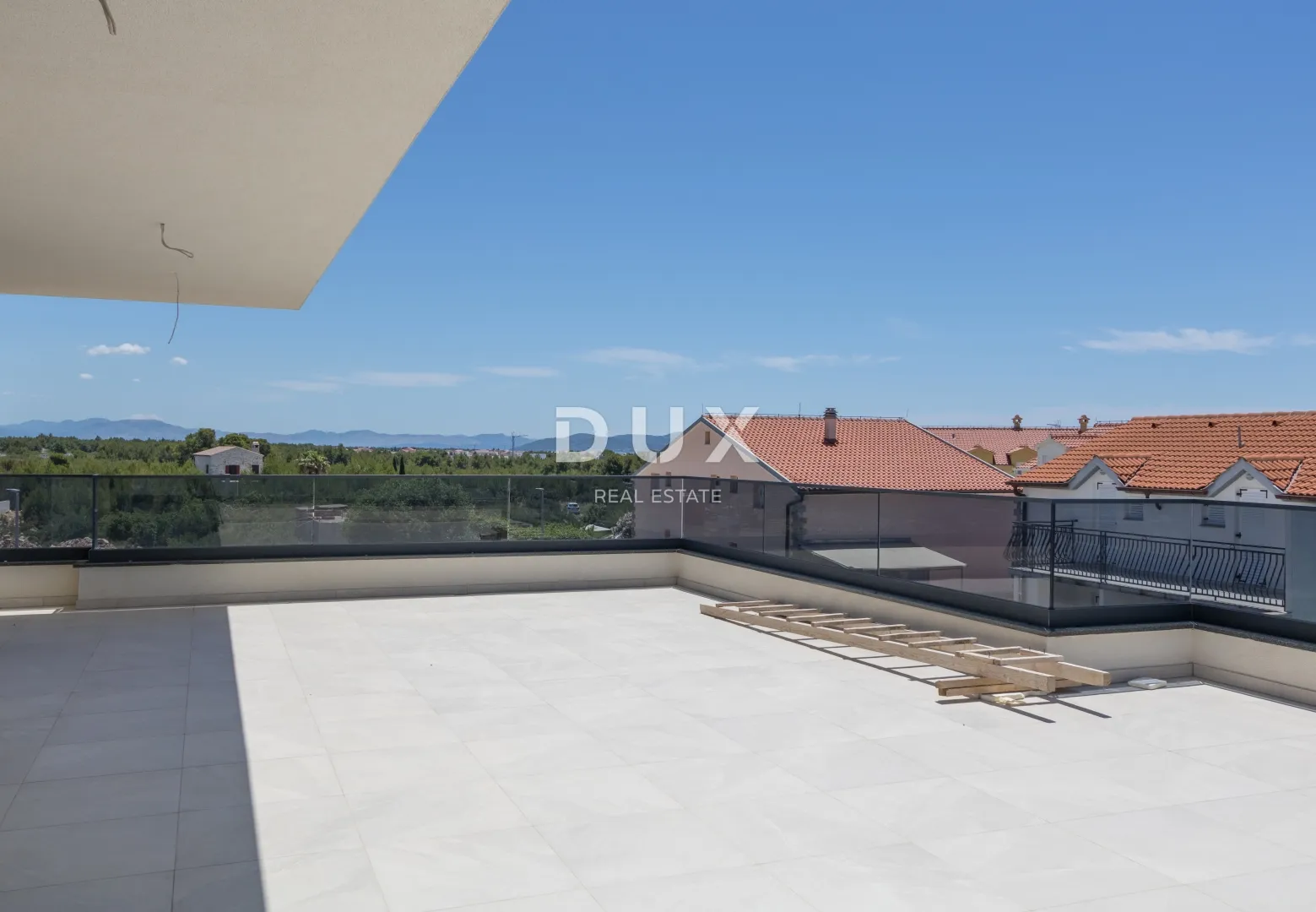 dalmacija, vodice - dvosoban stan na katu s 80m2 terase - slika 4