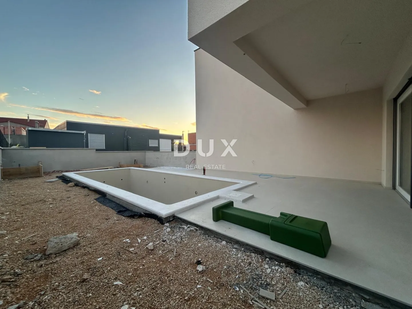 šibenik, pirovac - moderan duplex s bazenom u novogradnji - slika 3