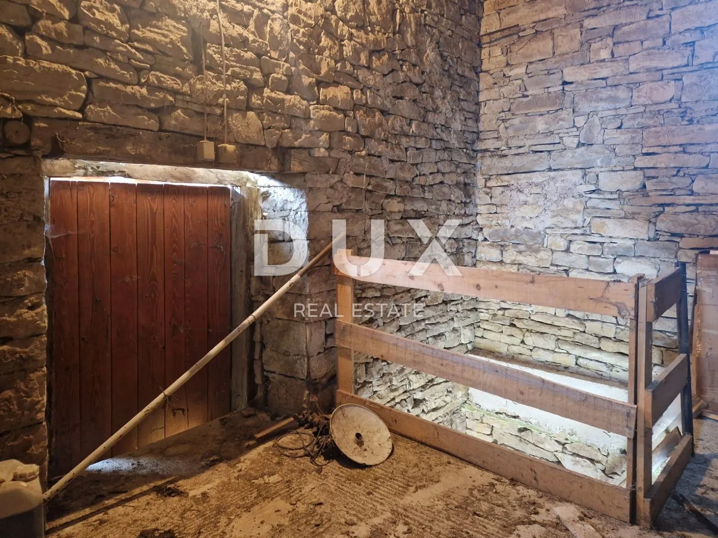 istra, cerovlje - samostojeća kamena zgrada - slika 10