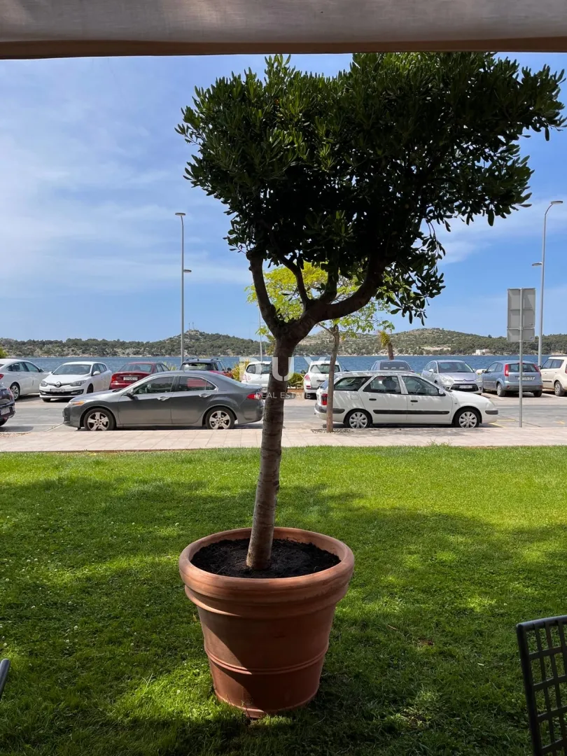 šibenik, centar, vrhunski uhodani restaurant, prvi red do mora. - slika 2