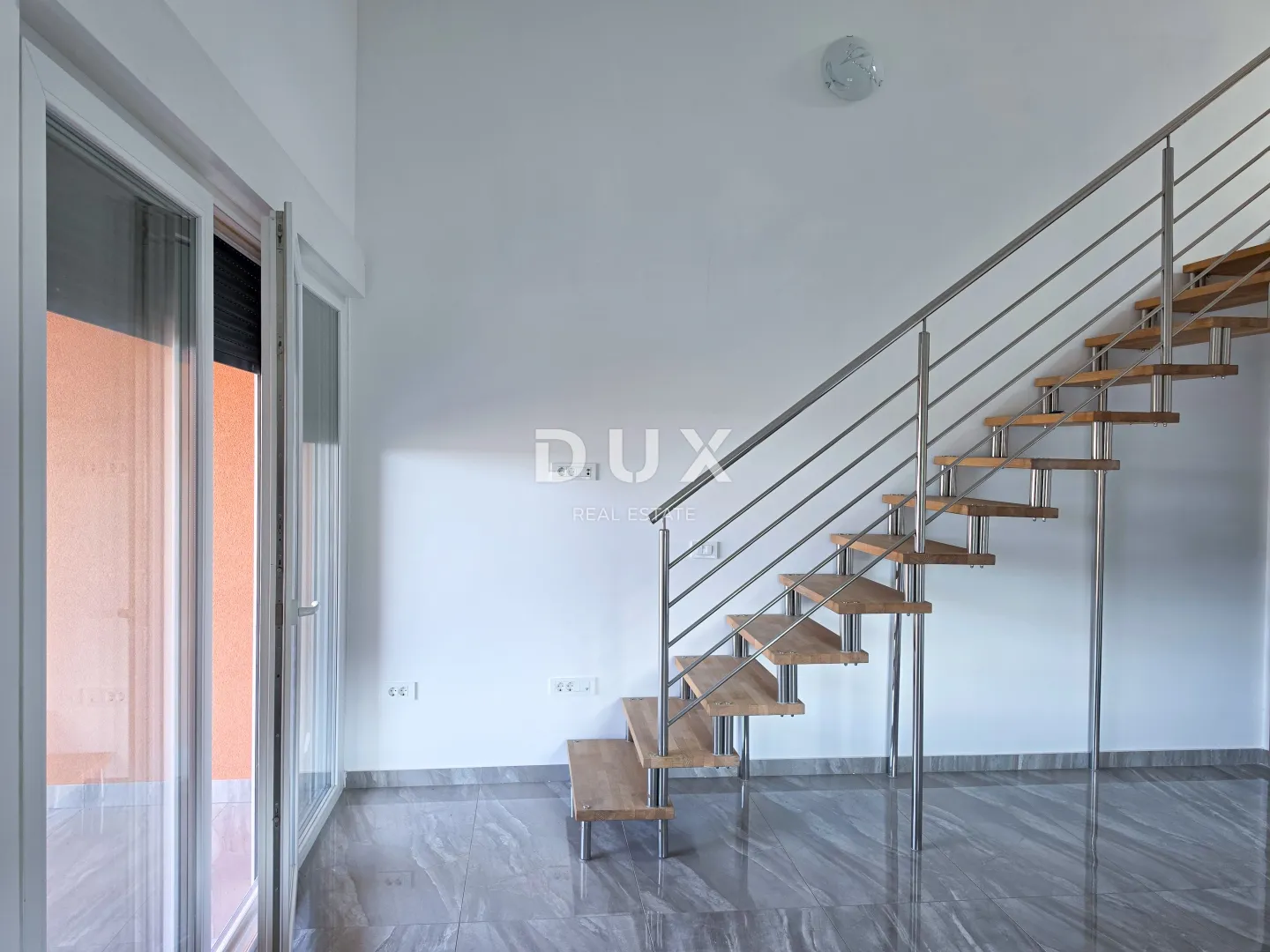 otok rab, banjol - dvoetažni stan s galerijom blizu mora - slika 5