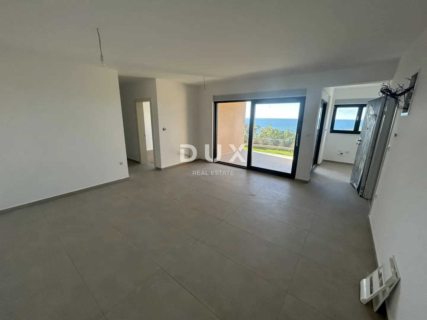 primošten, dolac – stan u prizemlju s vrtom i savršenim pogledom - slika 10