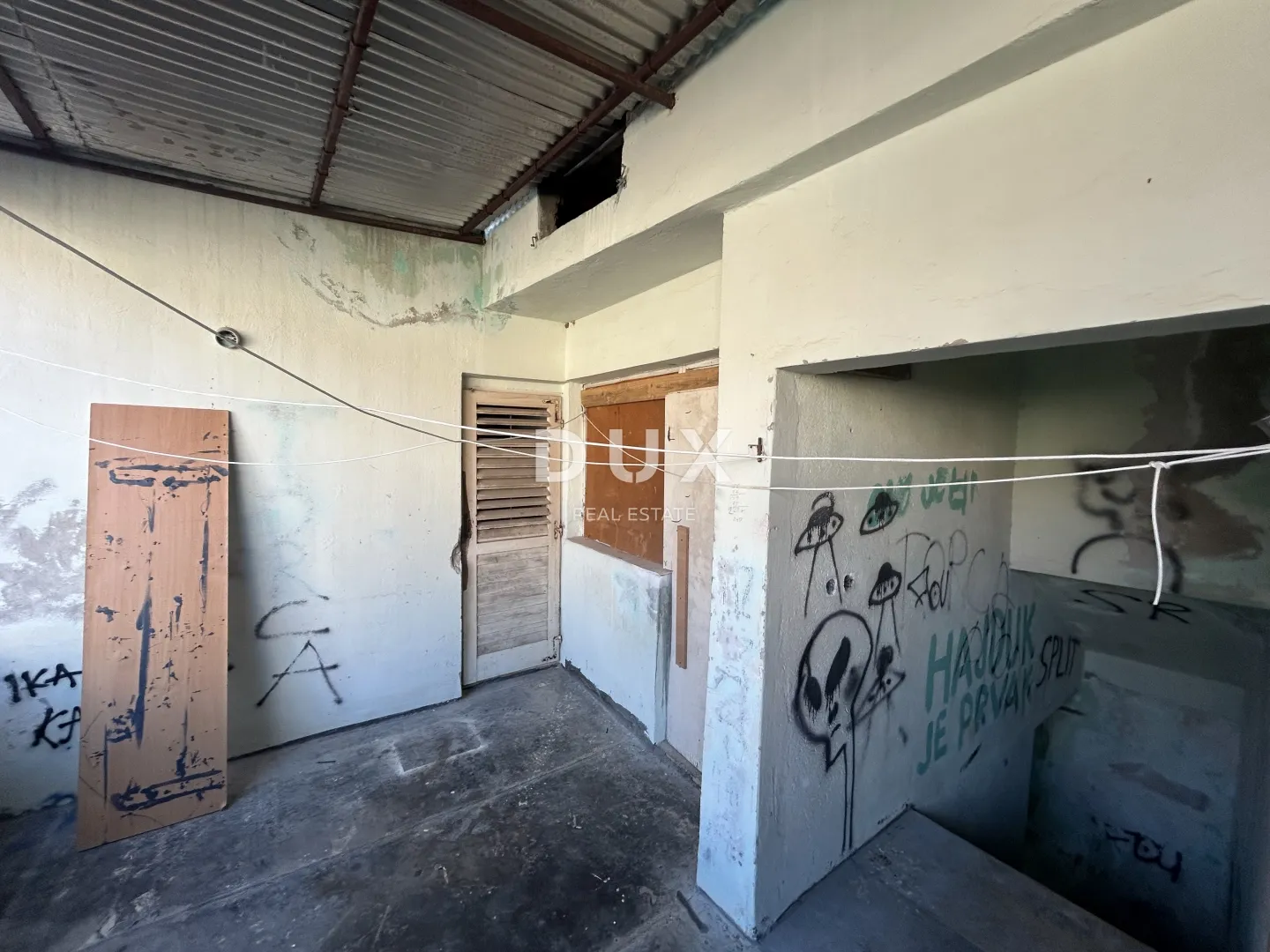 šibenik, pirovac – stan za adaptaciju s velikim potencijalom - slika 5
