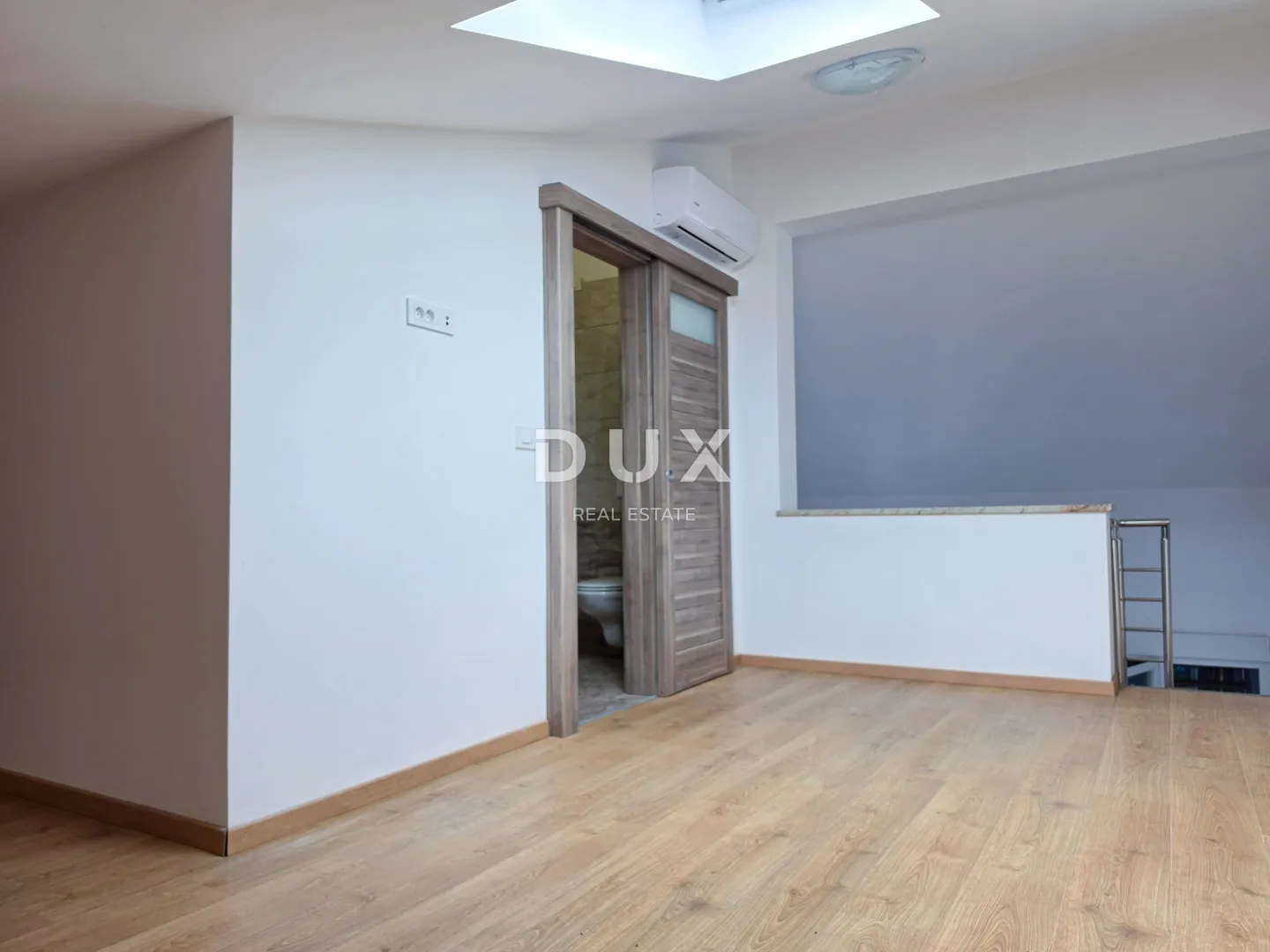 otok rab, banjol - dvoetažni stan s galerijom blizu mora - slika 3
