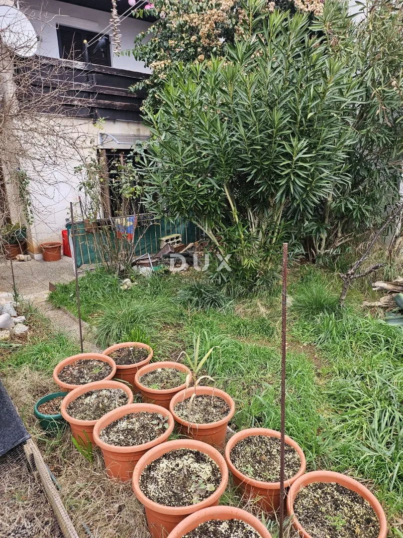 istra,pula - prizemna etaža kuće s dva stana, 2 terase i vrtom - slika 44