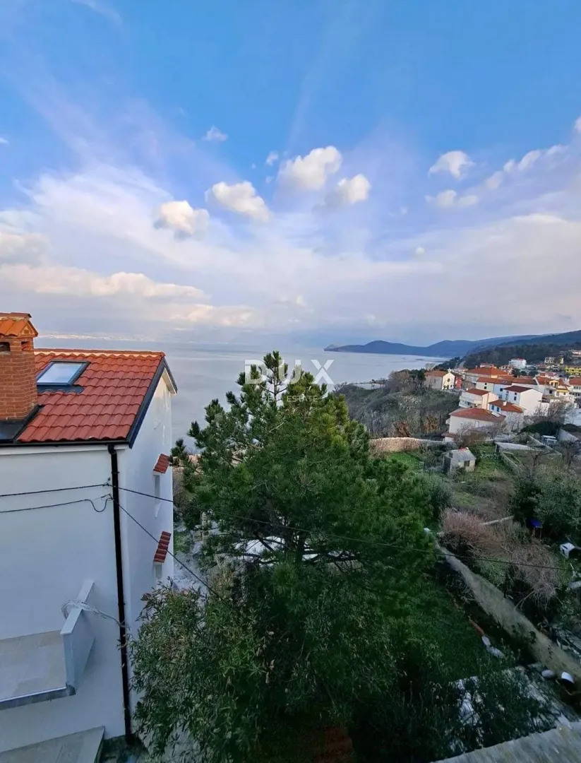 OTOK KRK, VRBNIK – Kuća s pogledom na more u staroj jezgri, 4 etaže i veliki potencijal!