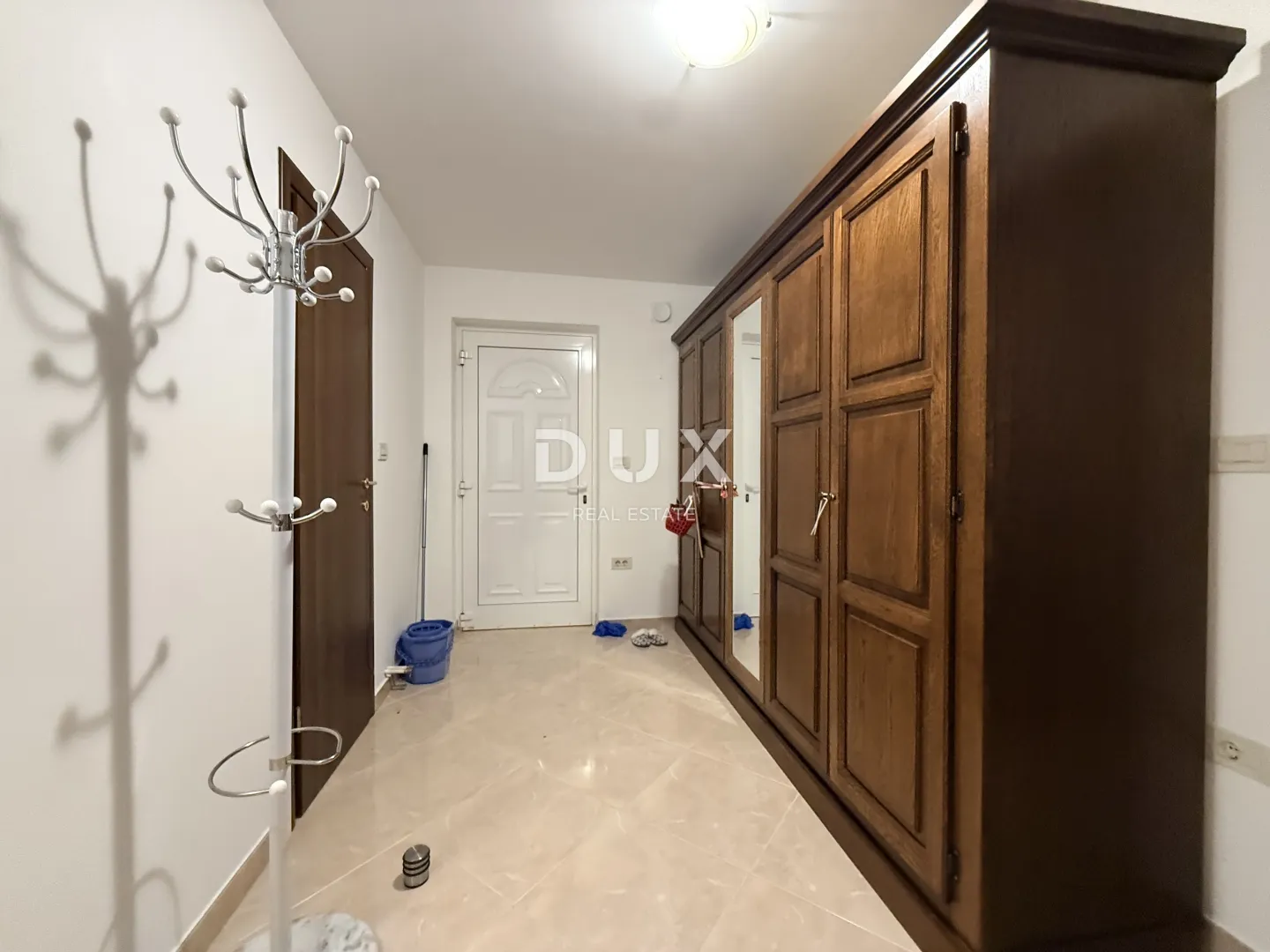 kastav, brnčići – luksuzna villa američkog stila na privatnoj parceli od 2000m2 - slika 22