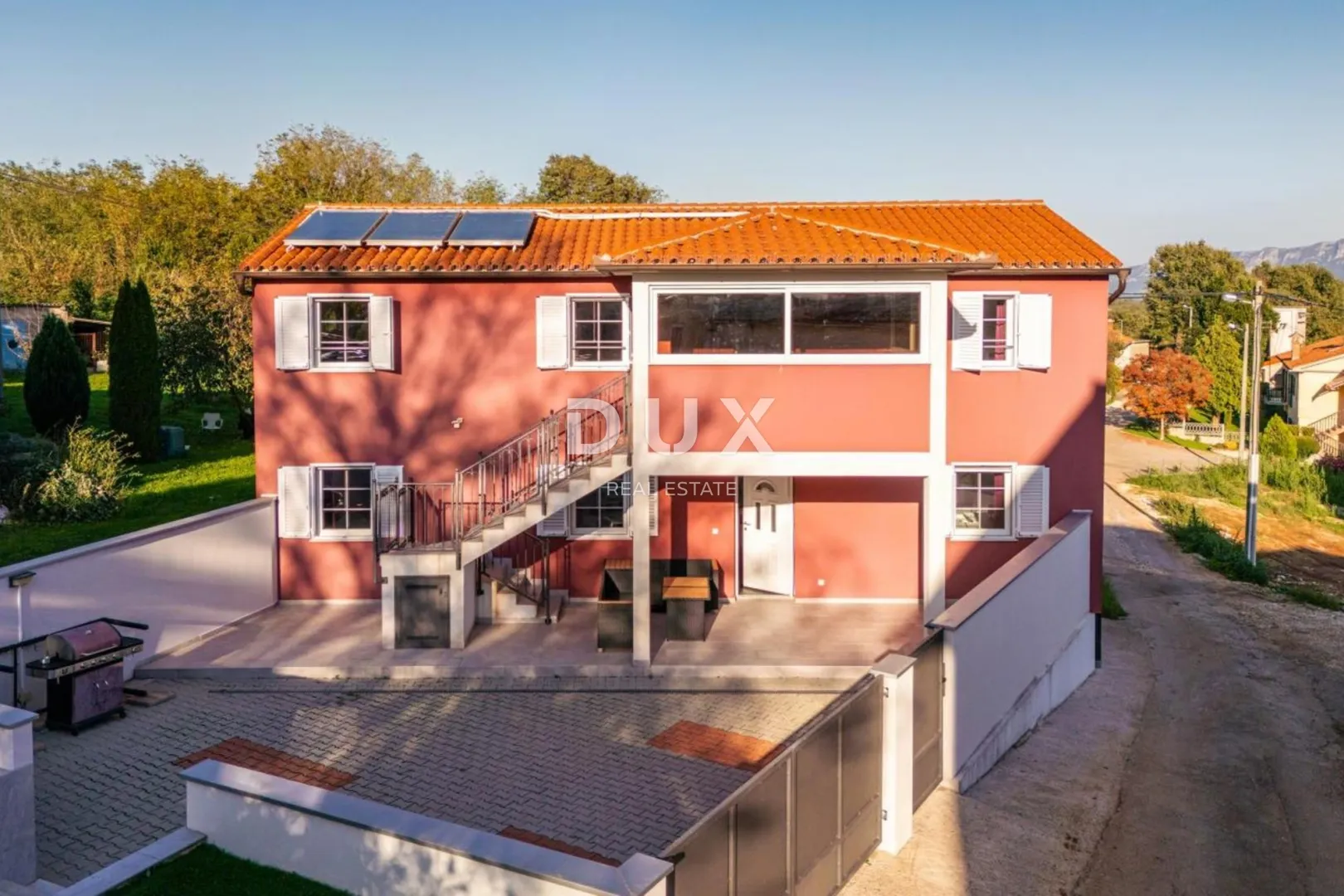 istra, labin - komforna kuća s dva stana - slika 3