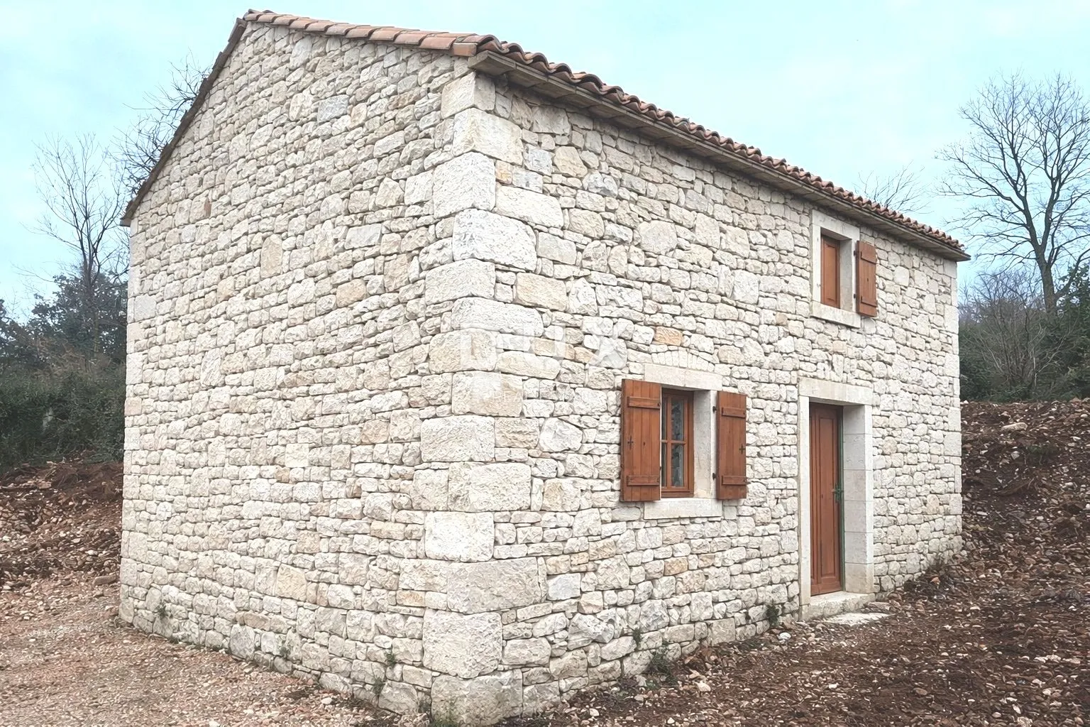 istra, rakalj - kamena samostojeća istarska kuća, dvorište, pogled more - slika 2